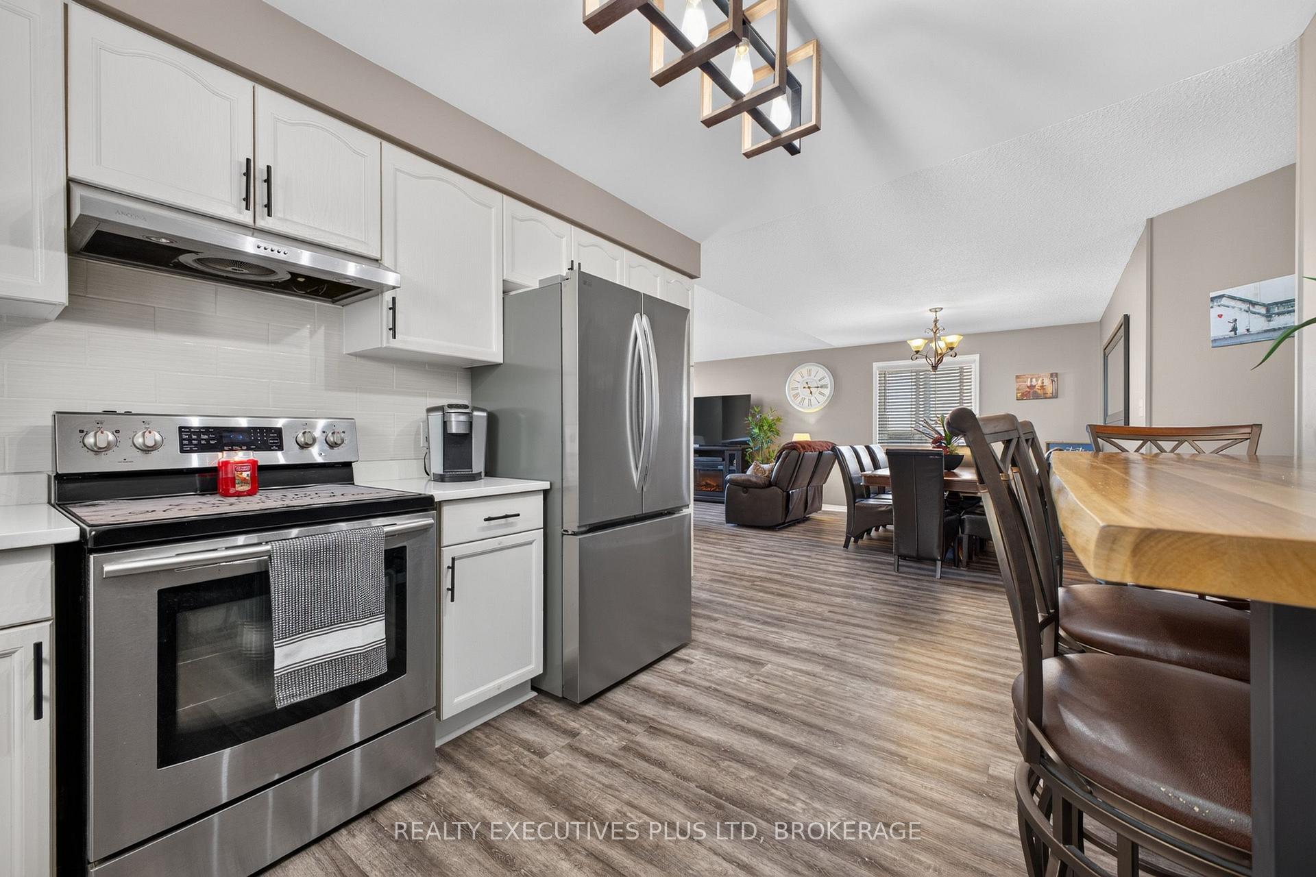 Photo 14 of 7802 Sabine Drive, Niagara Falls, Ascot — HOMEH