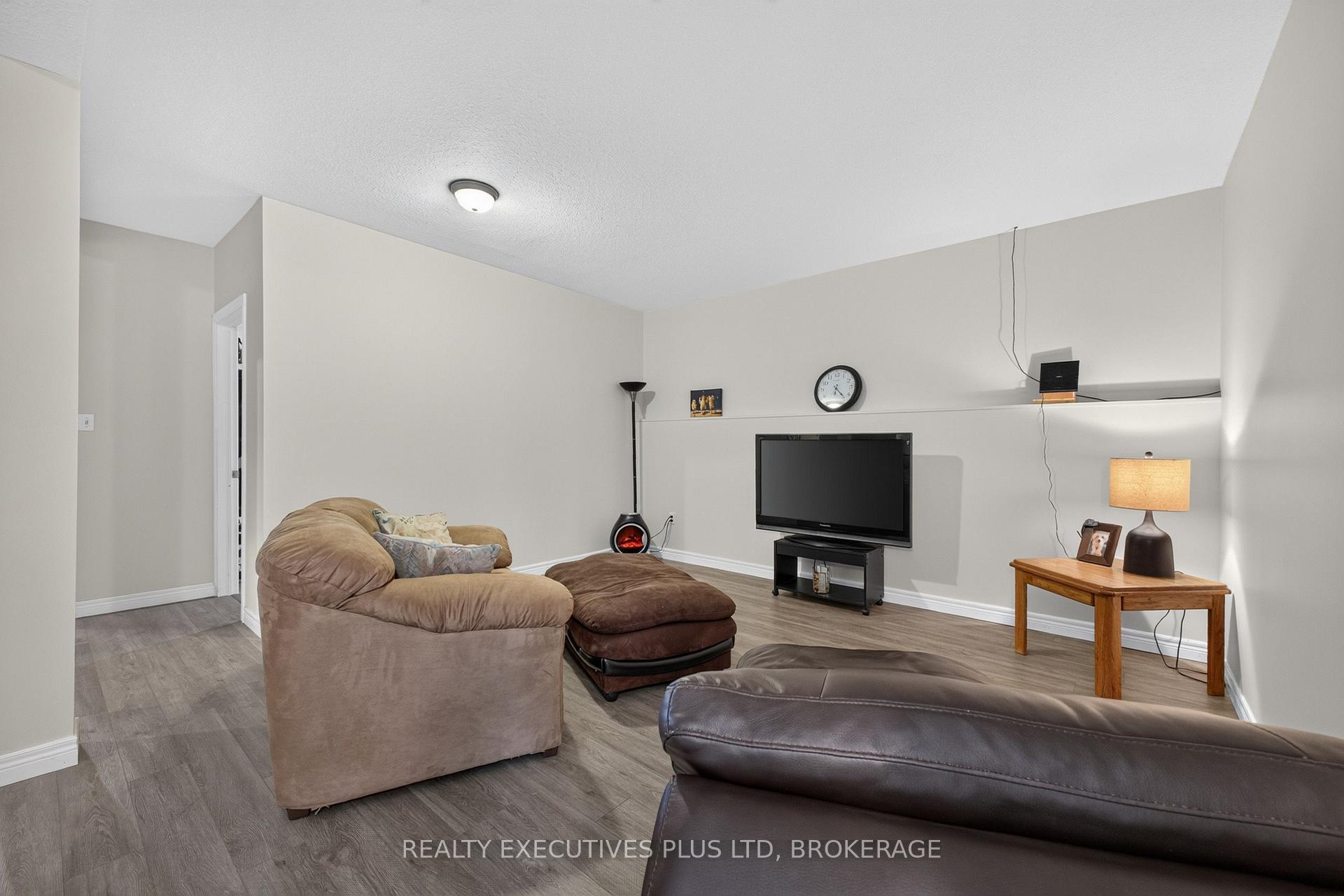 Photo 33 of 7802 Sabine Drive, Niagara Falls, Ascot — HOMEH