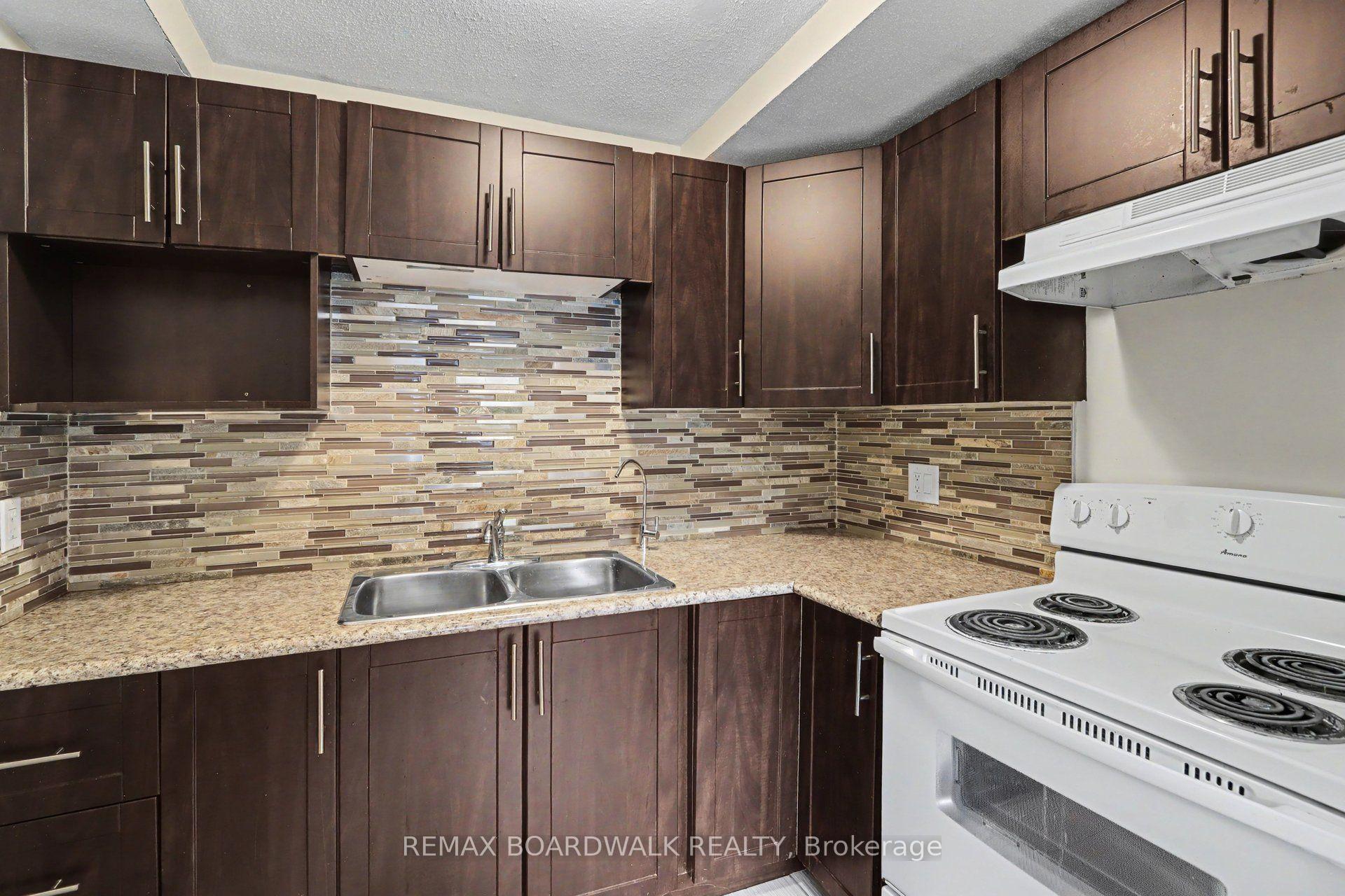 Photo 3 of 912 B Elmsmere Drive, Ottawa, Beacon Hill South — HOMEH