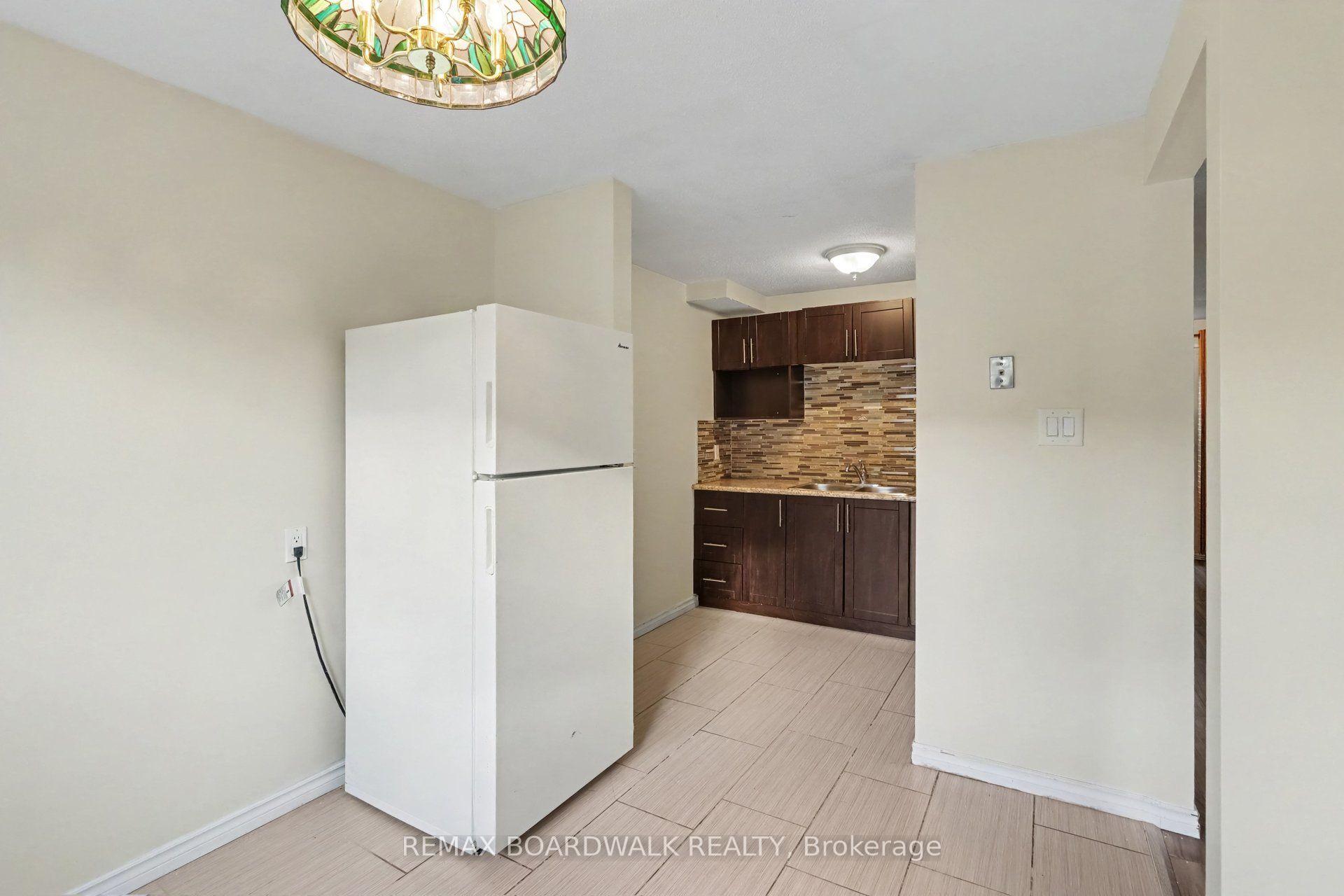 Photo 4 of 912 B Elmsmere Drive, Ottawa, Beacon Hill South — HOMEH