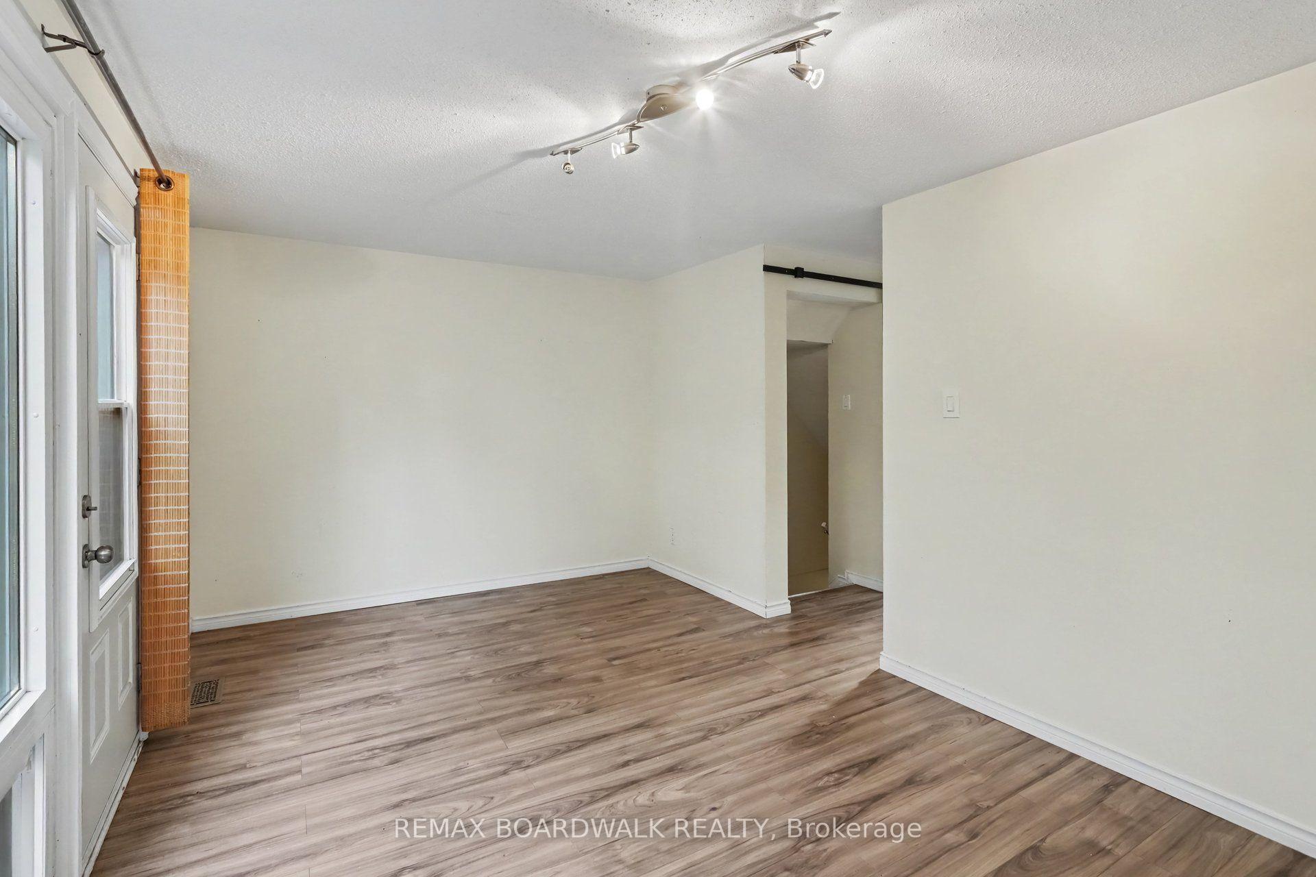 Photo 6 of 912 B Elmsmere Drive, Ottawa, Beacon Hill South — HOMEH