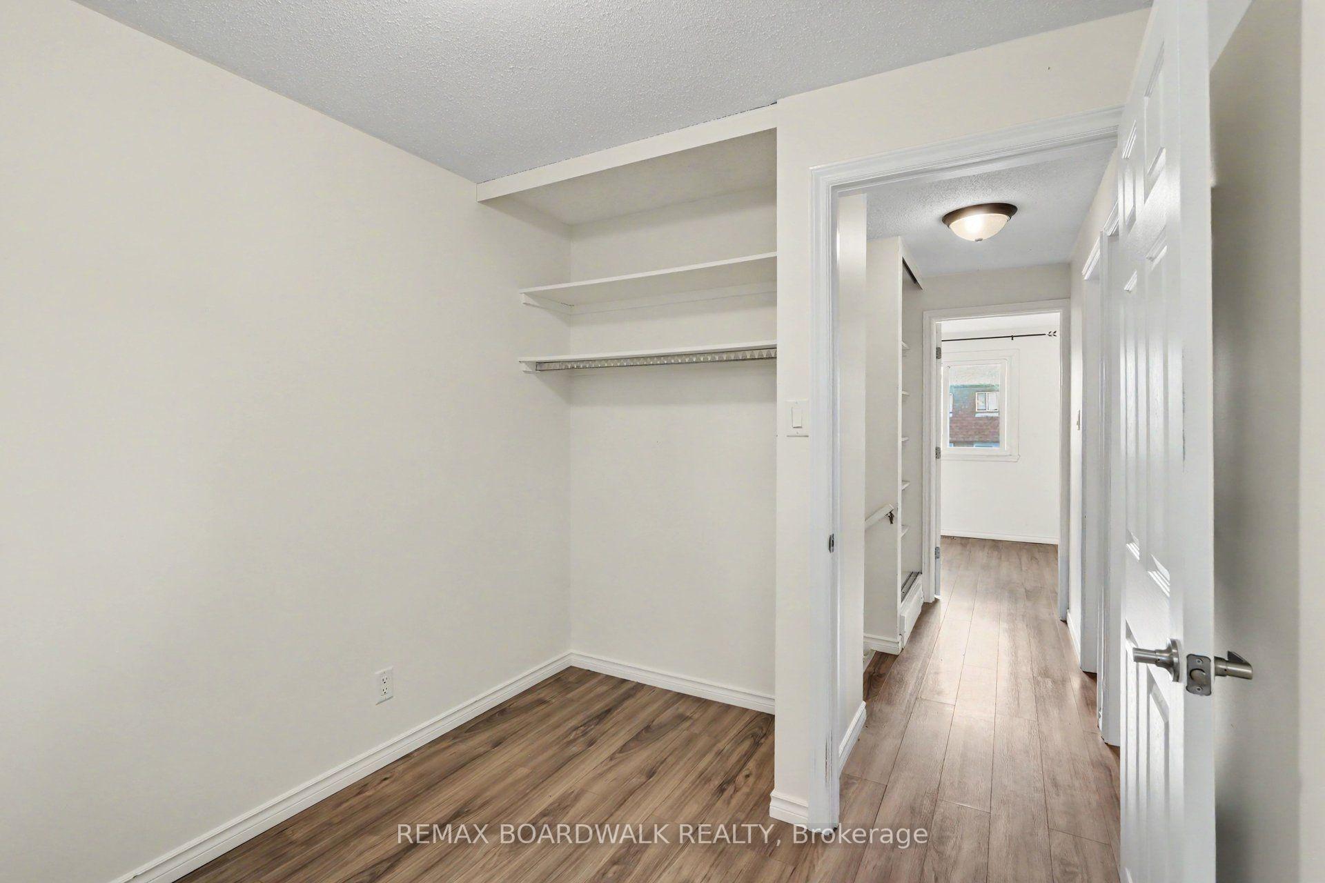 Photo 10 of 912 B Elmsmere Drive, Ottawa, Beacon Hill South — HOMEH
