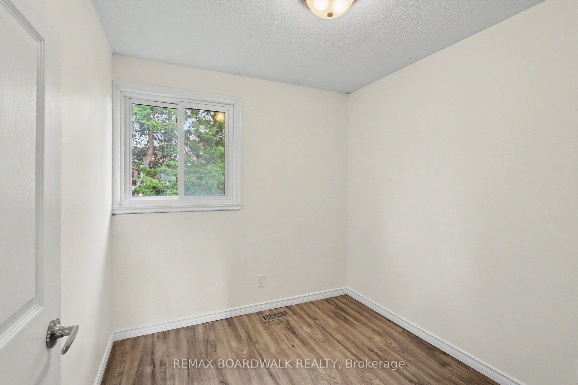 Photo 11 of 912 B Elmsmere Drive, Ottawa, Beacon Hill South — HOMEH