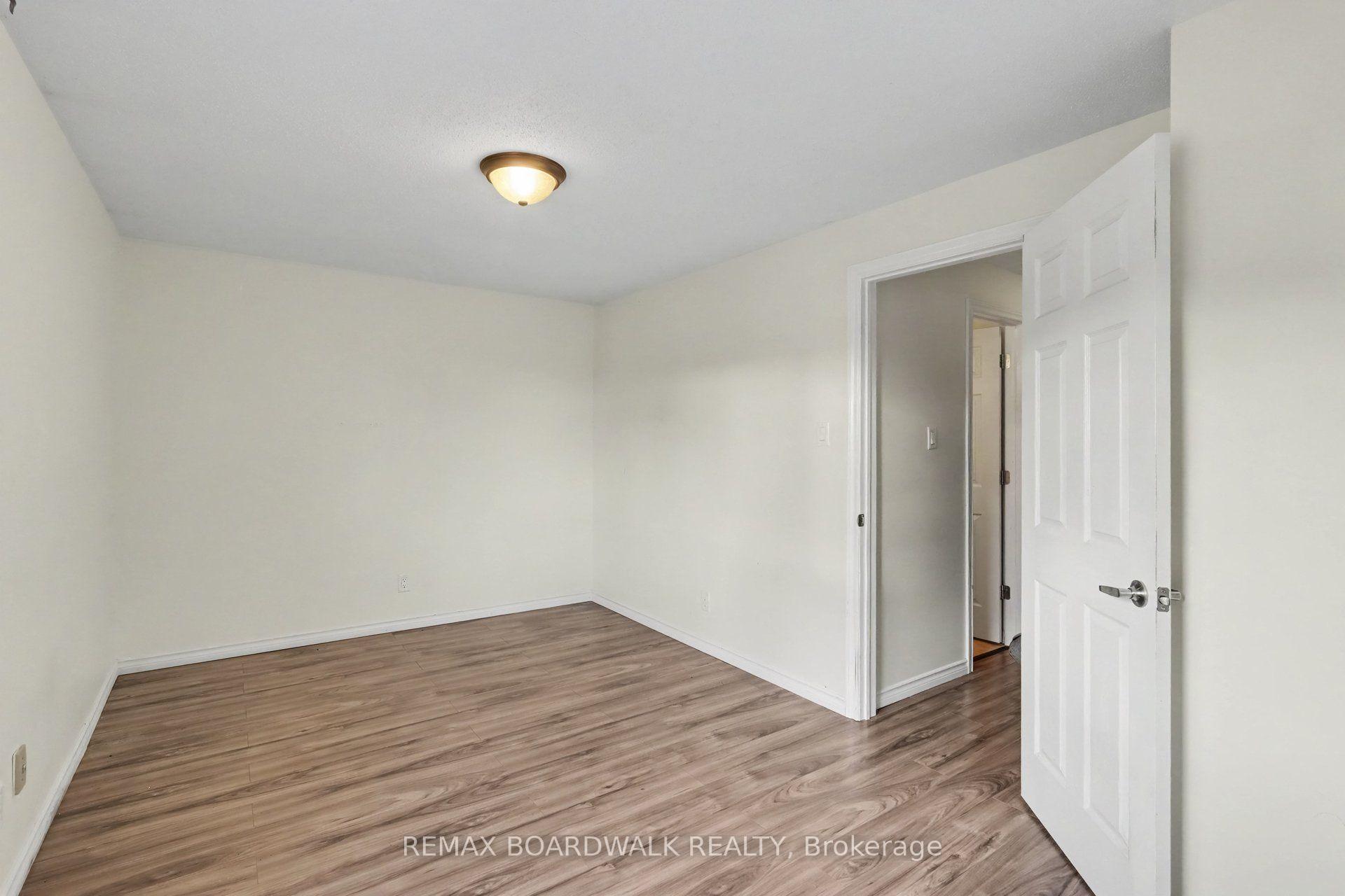 Photo 12 of 912 B Elmsmere Drive, Ottawa, Beacon Hill South — HOMEH
