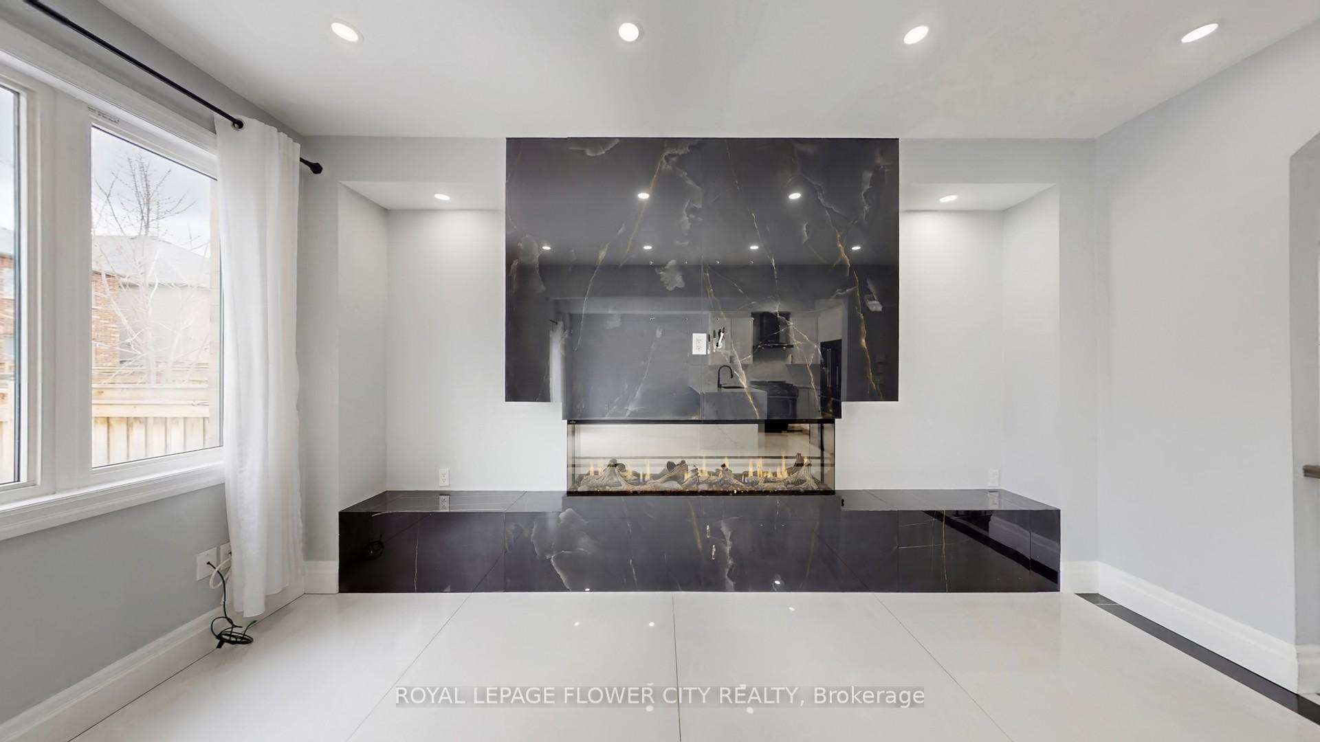 Photo 2 of 642 Sweetwater Crescent, Newmarket, Glenway Estates — HOMEH