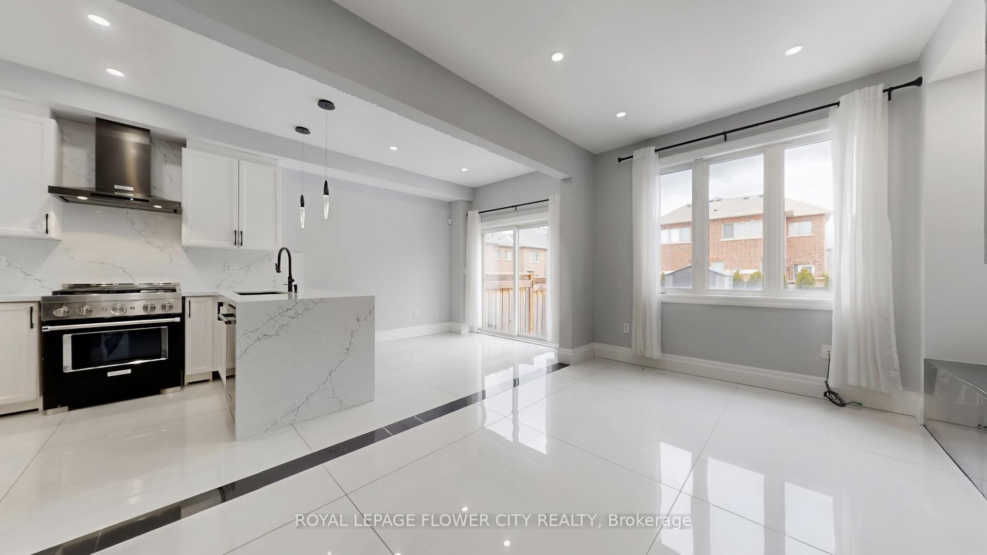 Photo 7 of 642 Sweetwater Crescent, Newmarket, Glenway Estates — HOMEH