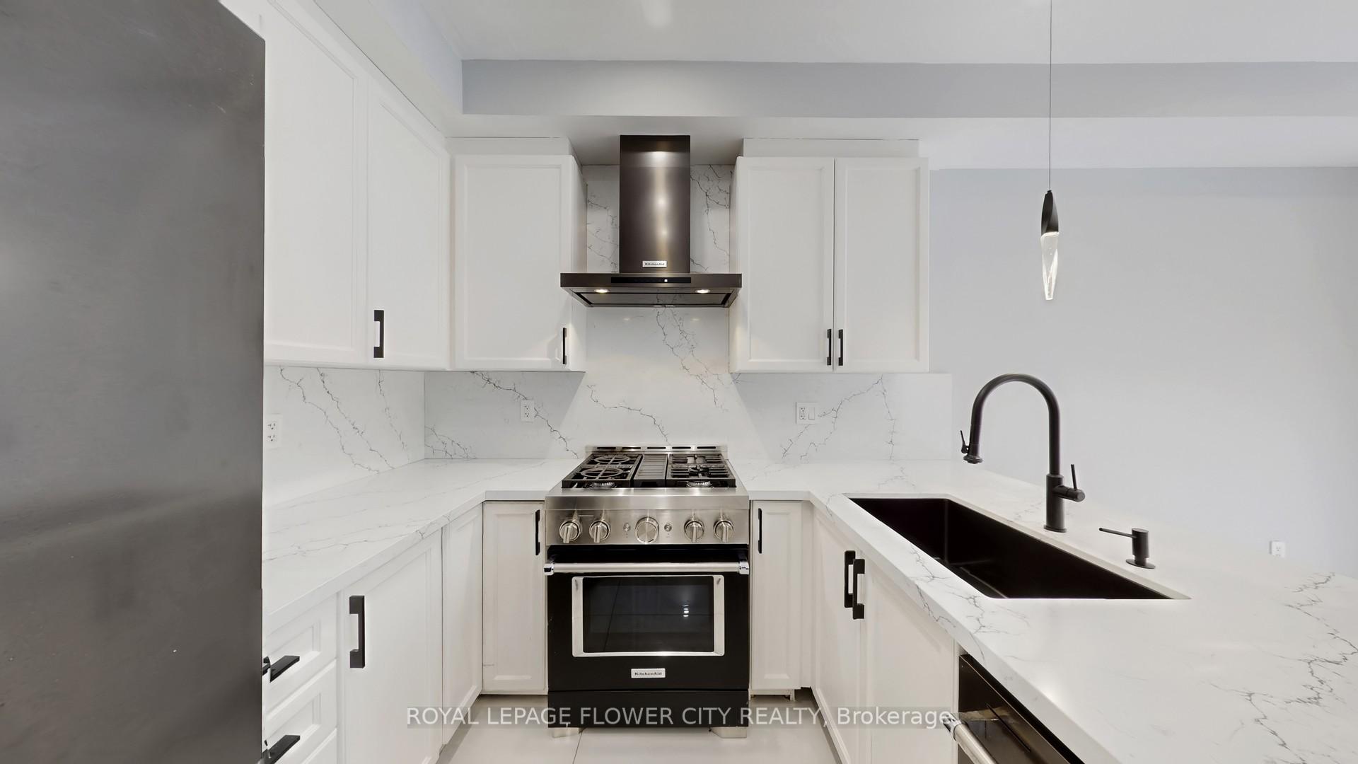 Photo 11 of 642 Sweetwater Crescent, Newmarket, Glenway Estates — HOMEH