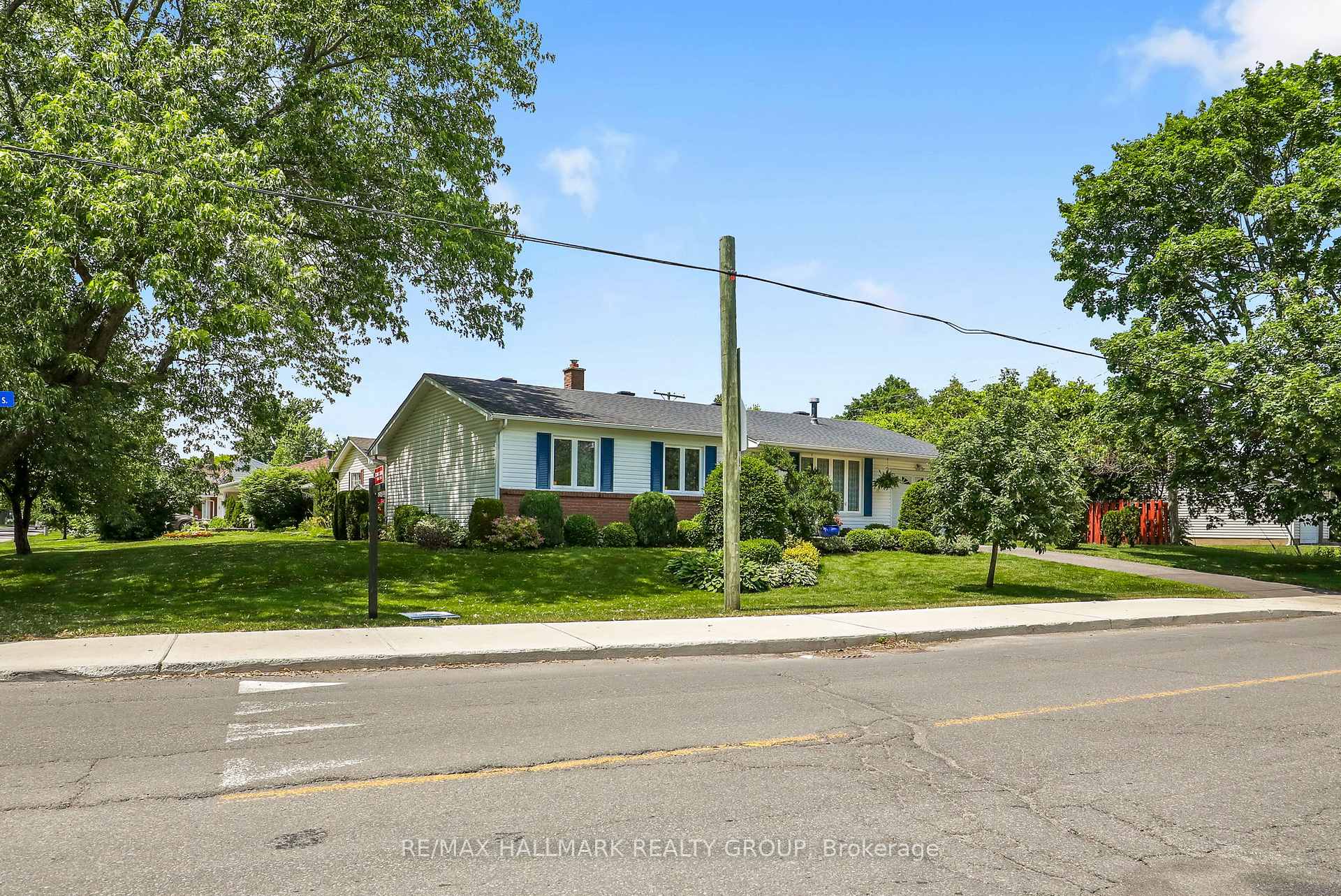 Photo of 3242 Albion Road S