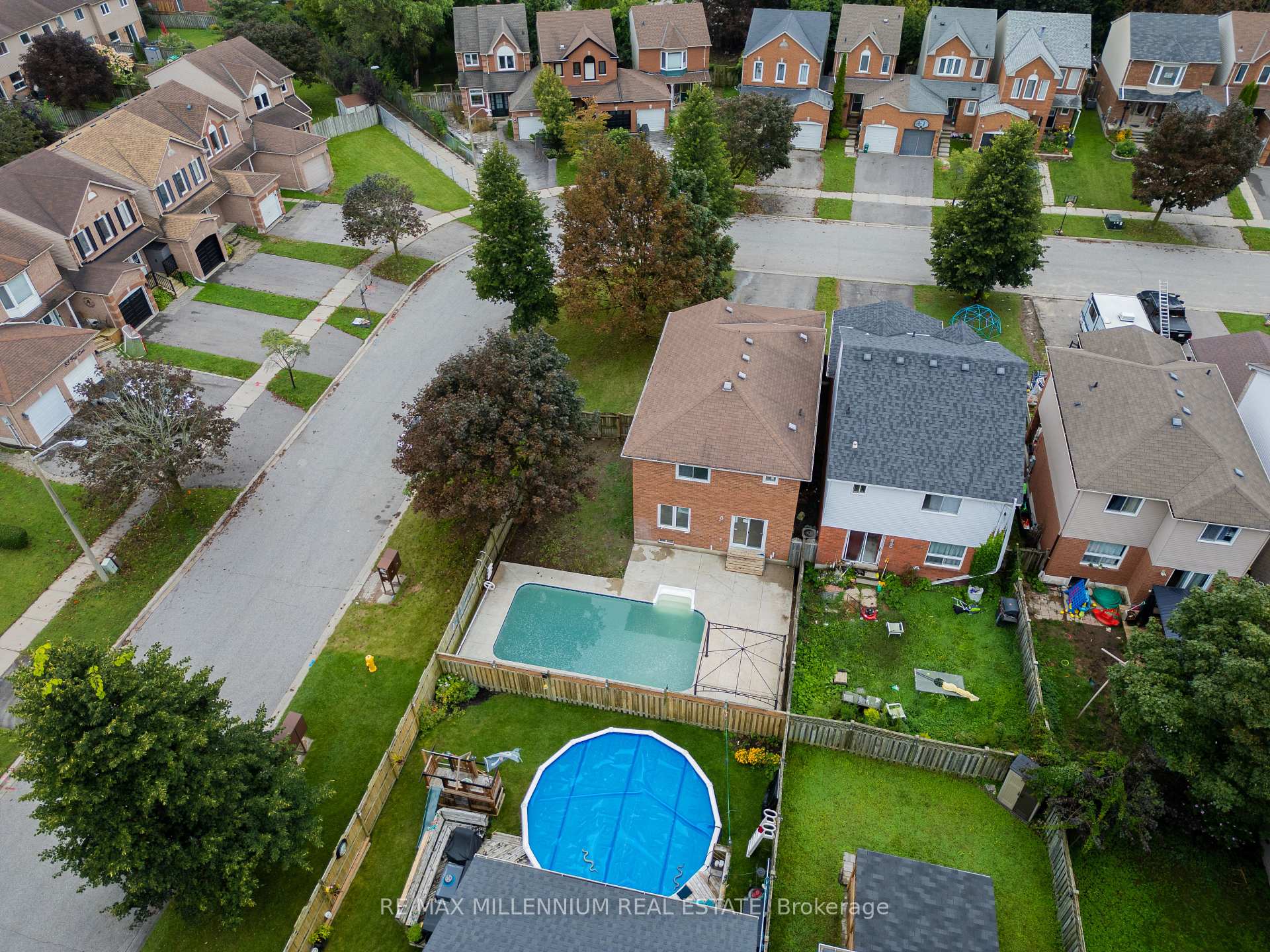 Photo 2 of 70 Fry Crescent, Clarington, Bowmanville — HOMEH