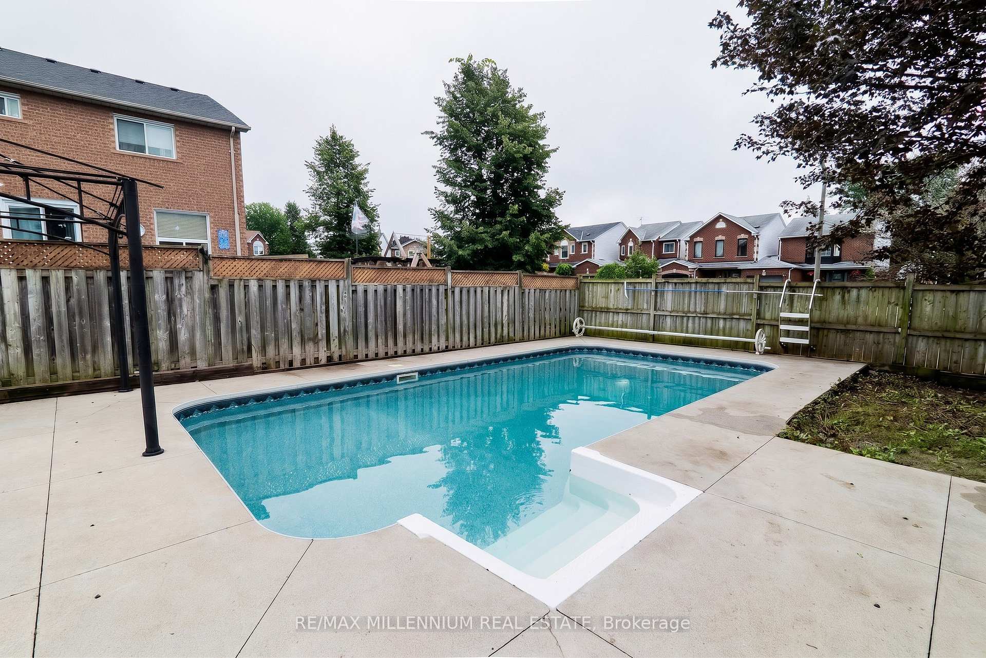Photo 25 of 70 Fry Crescent, Clarington, Bowmanville — HOMEH