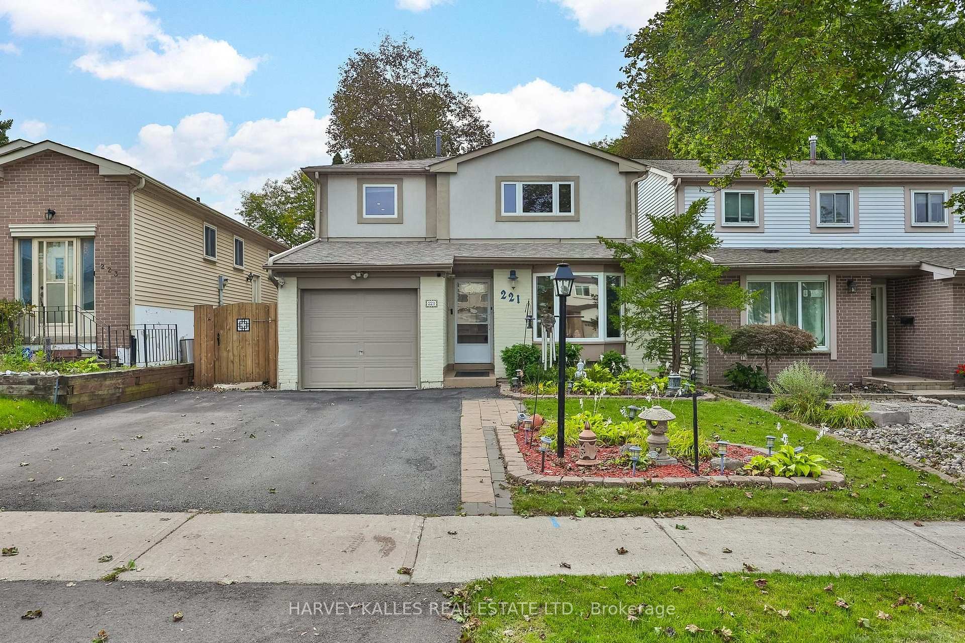 Photo 3 of 221 Snowshoe Crescent, Markham, German Mills — HOMEH