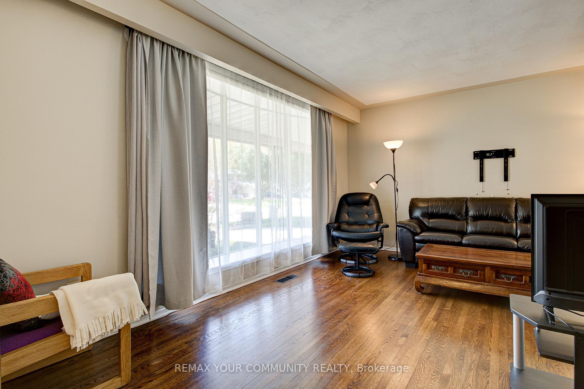 Photo 6 of 557 Glen Manor Boulevard, Waterloo, Lakeshore Village — HOMEH
