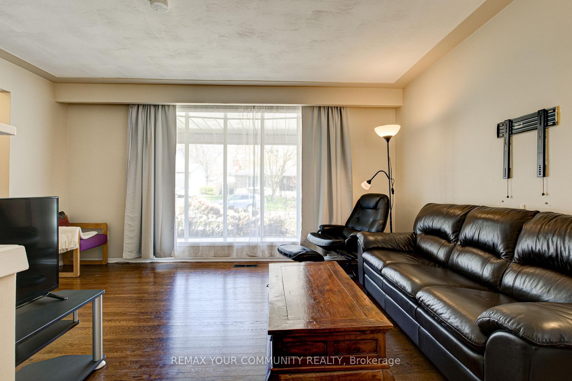 Photo 8 of 557 Glen Manor Boulevard, Waterloo, Lakeshore Village — HOMEH