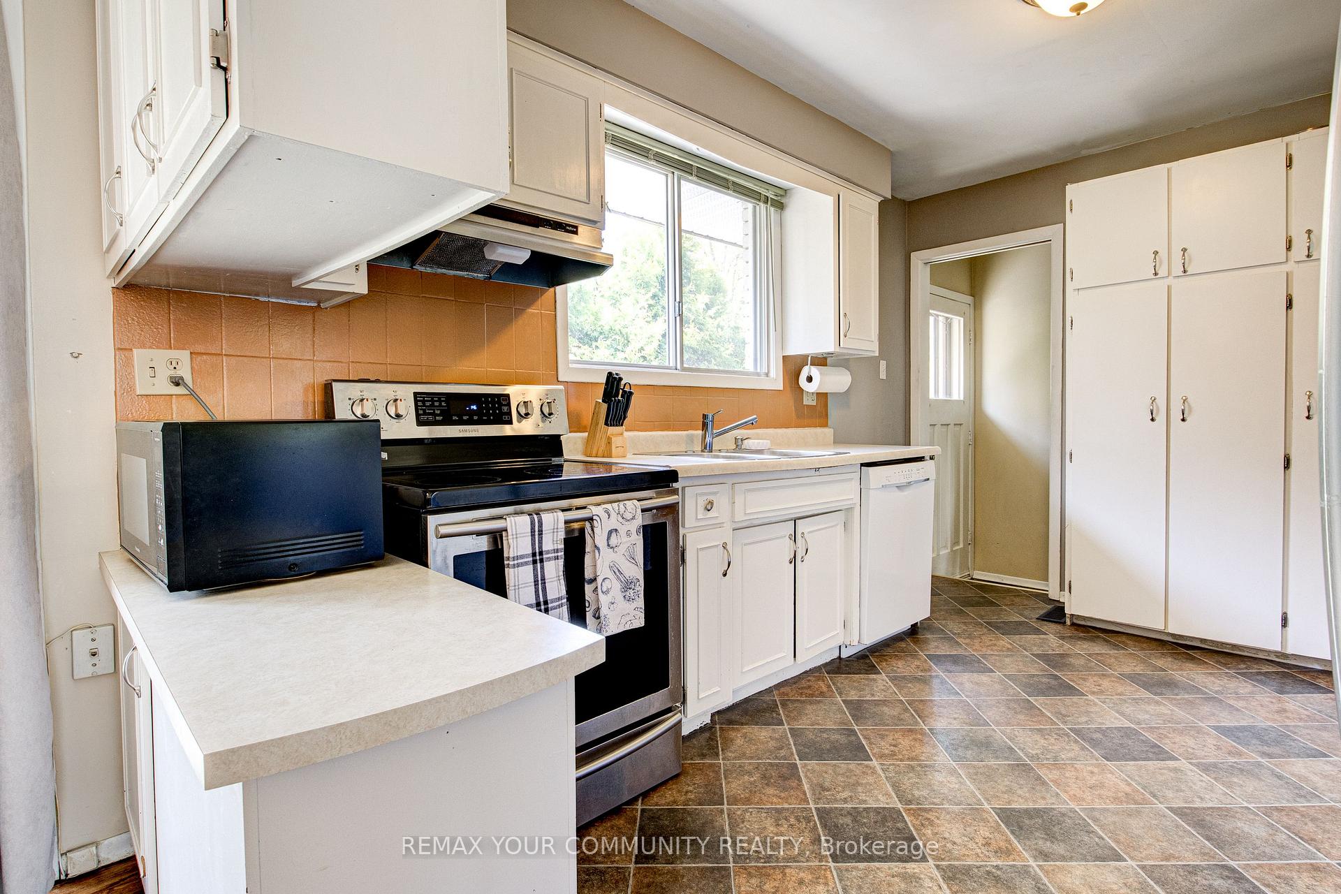 Photo 11 of 557 Glen Manor Boulevard, Waterloo, Lakeshore Village — HOMEH