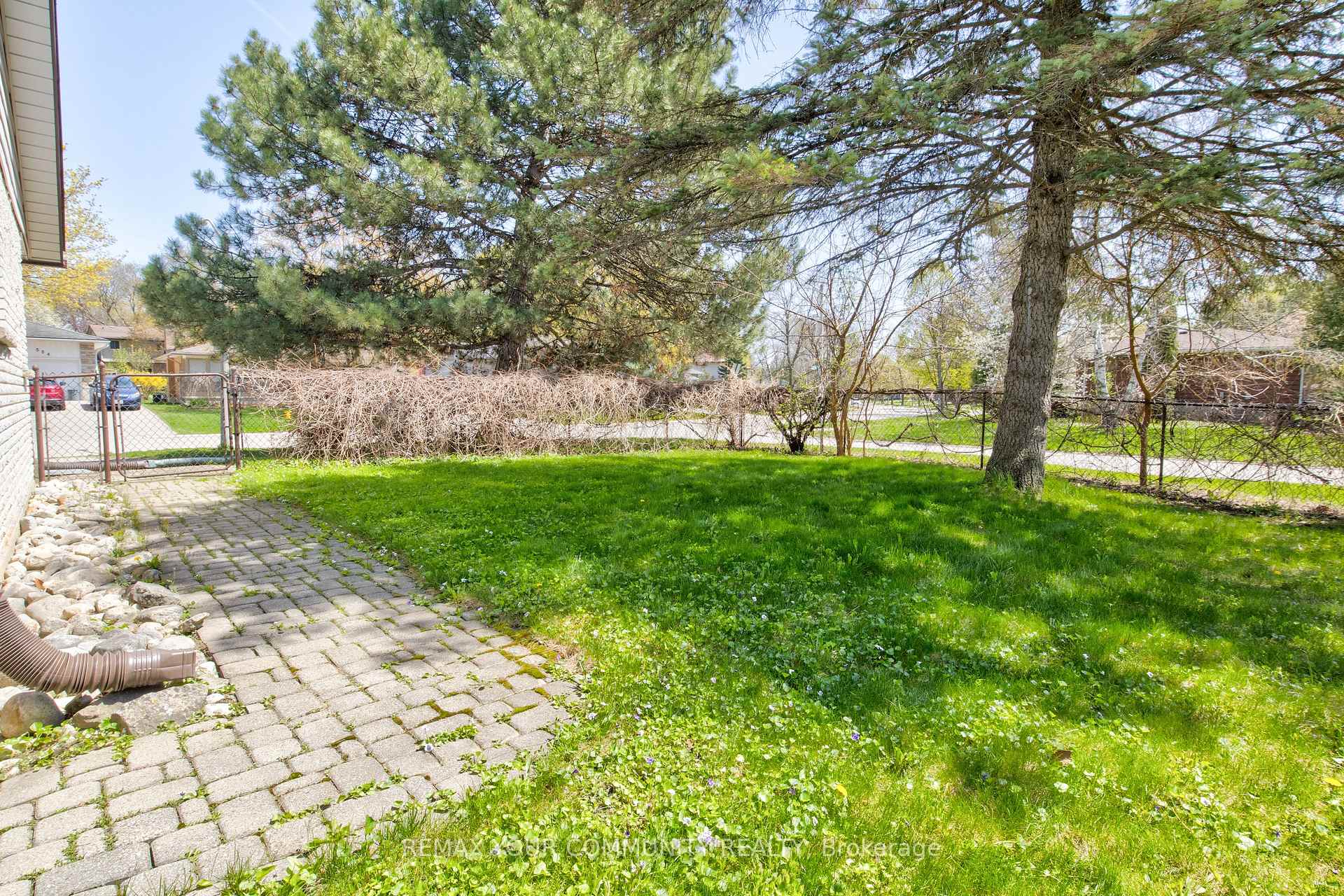 Photo 30 of 557 Glen Manor Boulevard, Waterloo, Lakeshore Village — HOMEH