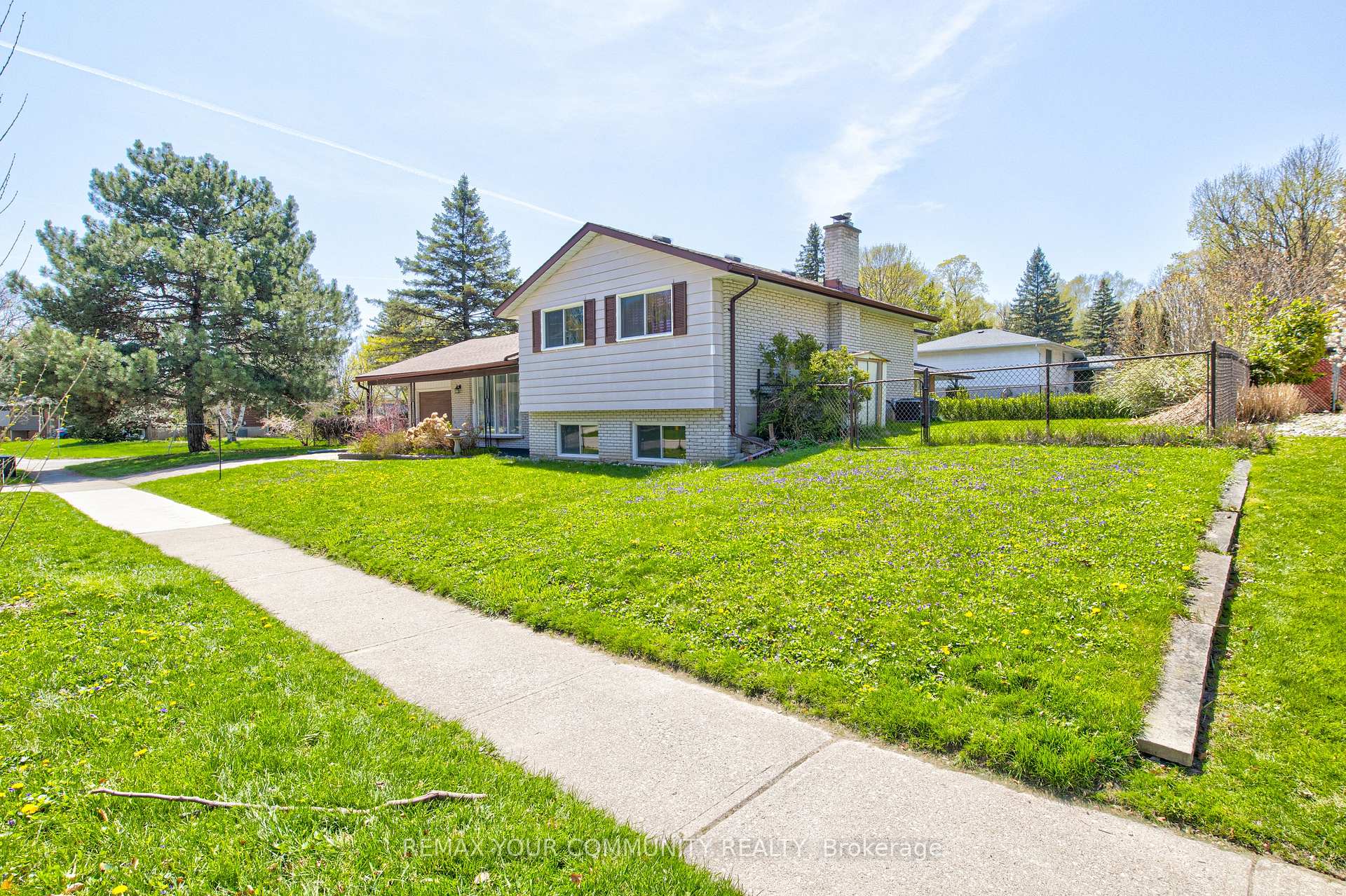 Photo 32 of 557 Glen Manor Boulevard, Waterloo, Lakeshore Village — HOMEH