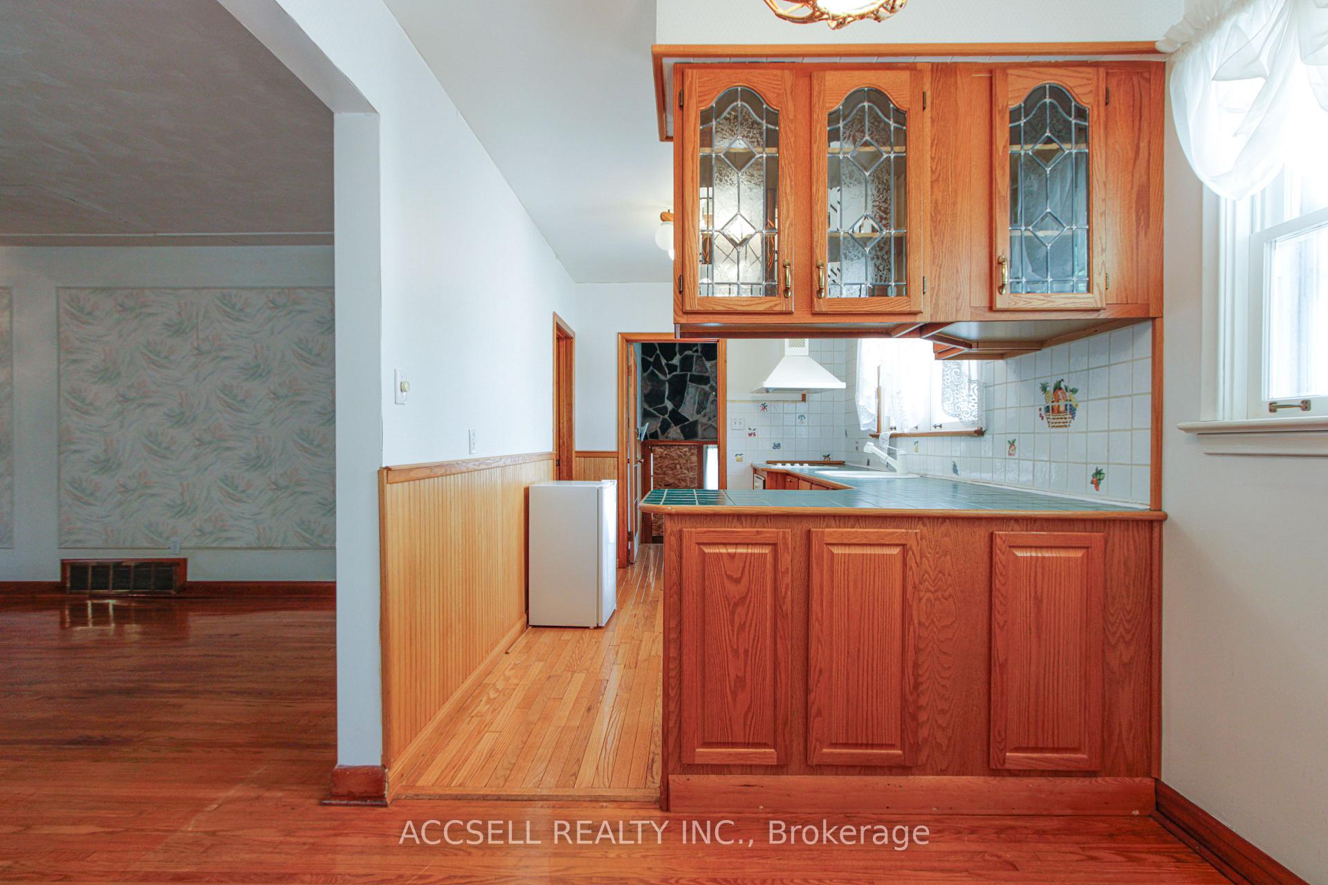 Photo 8 of 1358 Sedgewick Crescent, Oakville, Southwest — HOMEH