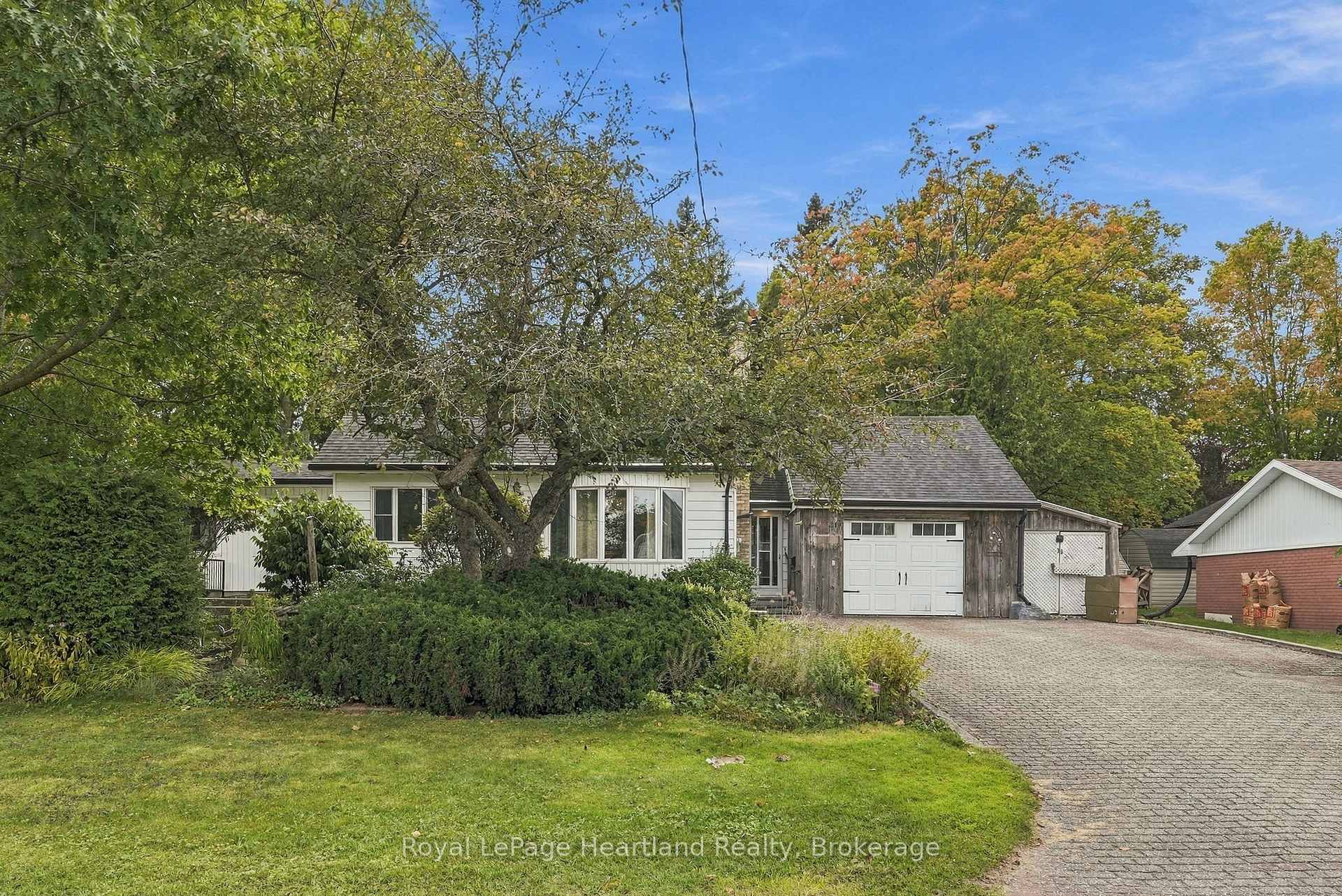 Photo of 156 Queen Street S