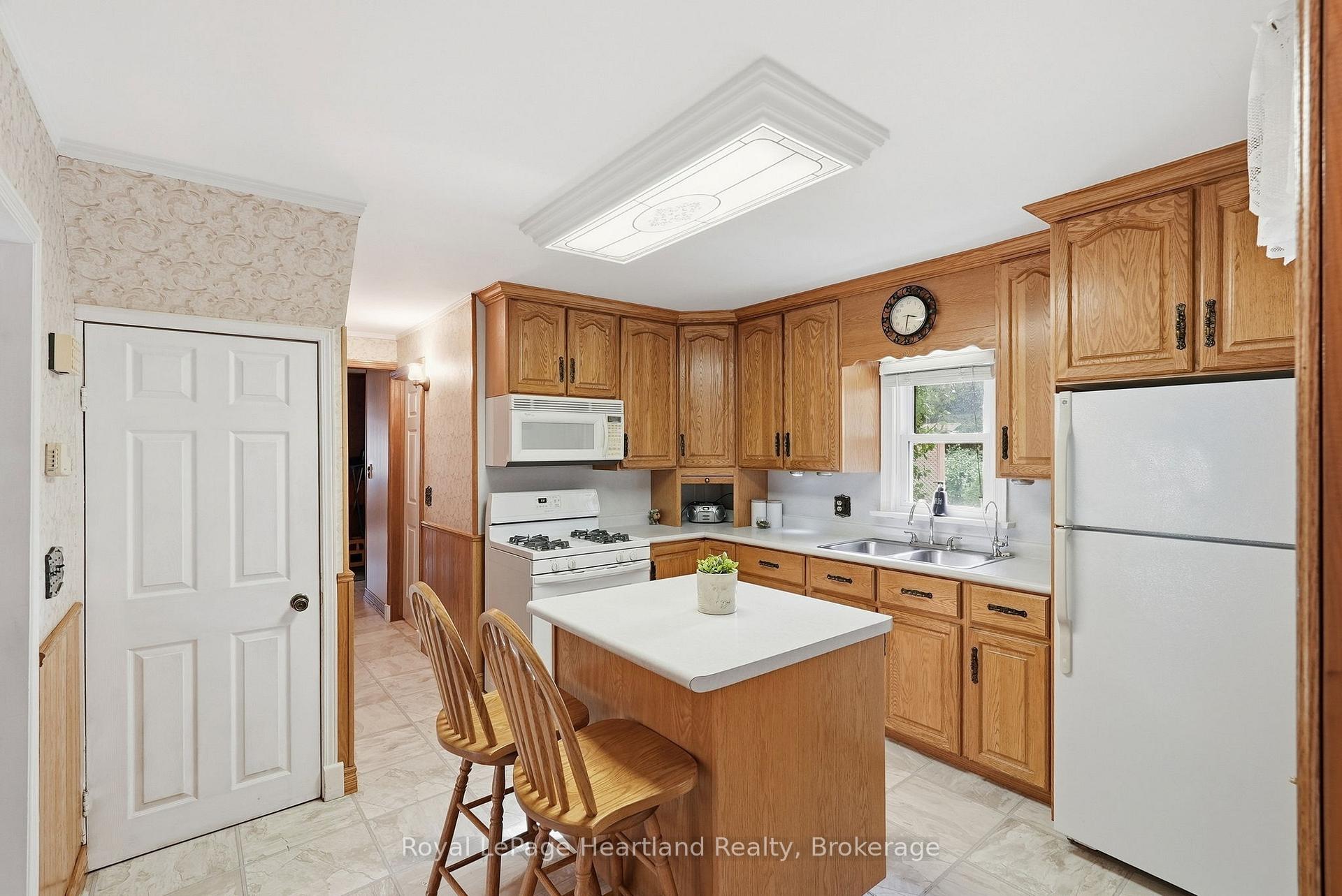Photo 7 of 156 Queen Street S, Minto — HOMEH