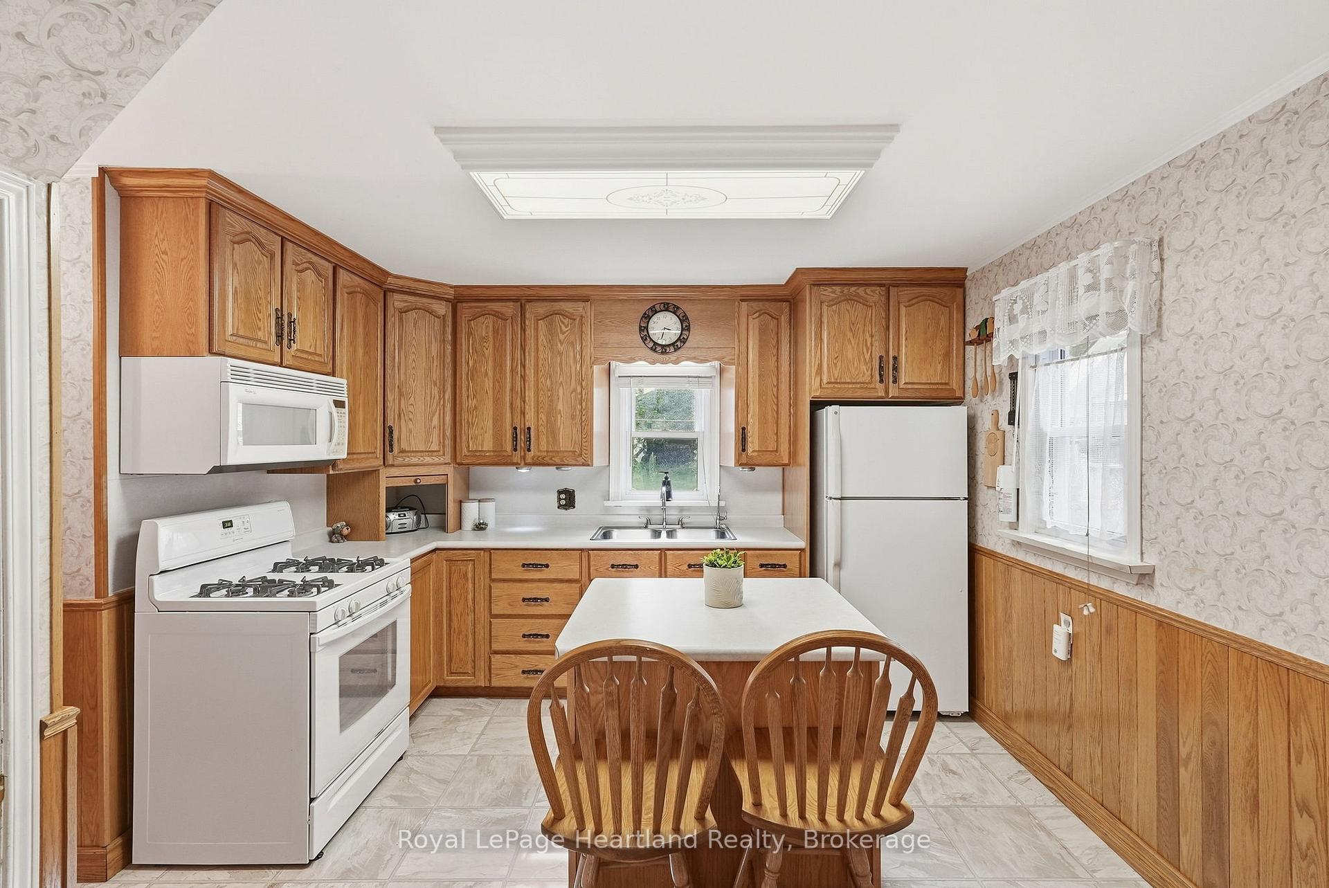 Photo 8 of 156 Queen Street S, Minto — HOMEH