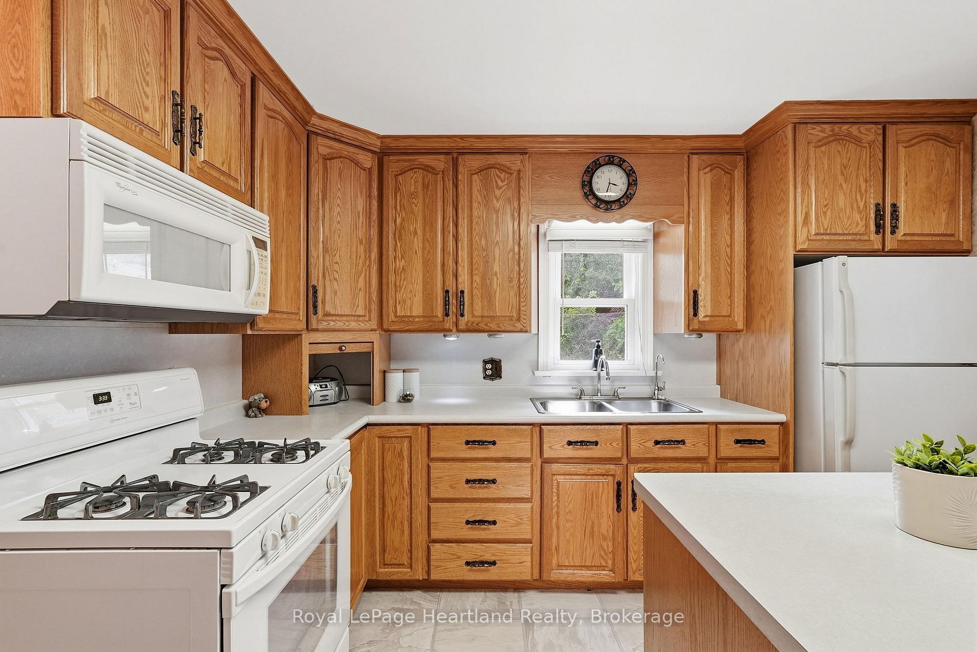Photo 9 of 156 Queen Street S, Minto — HOMEH