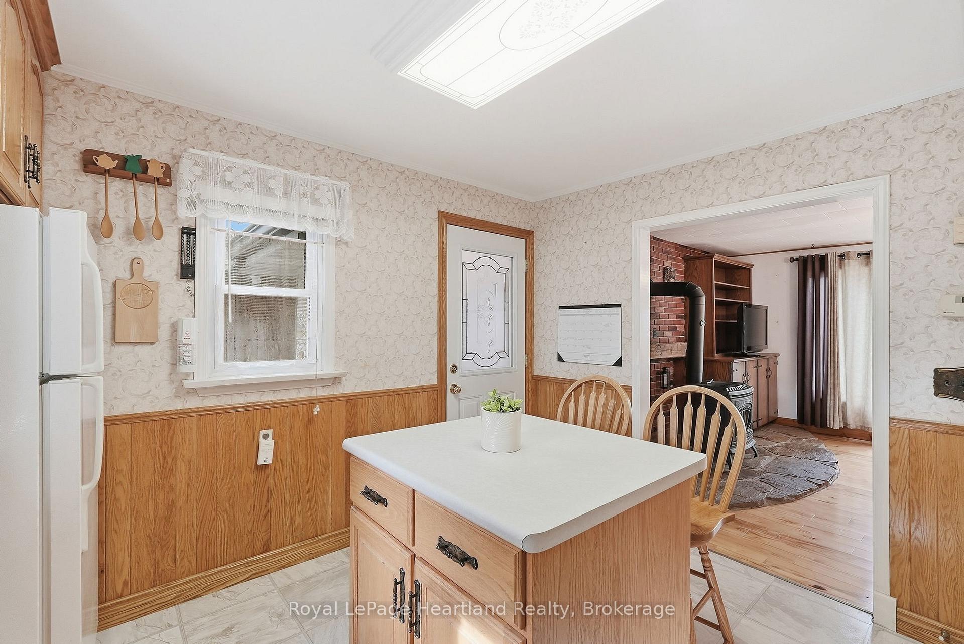 Photo 10 of 156 Queen Street S, Minto — HOMEH