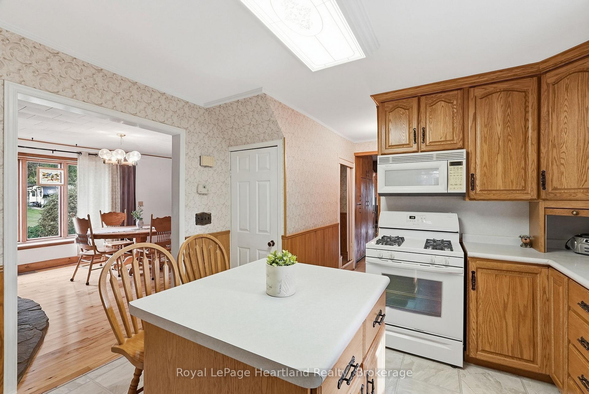 Photo 12 of 156 Queen Street S, Minto — HOMEH