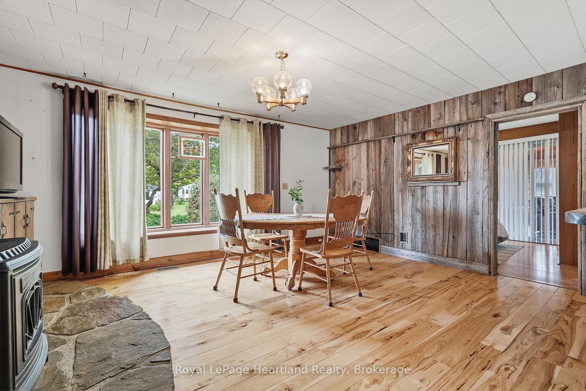 Photo 13 of 156 Queen Street S, Minto — HOMEH