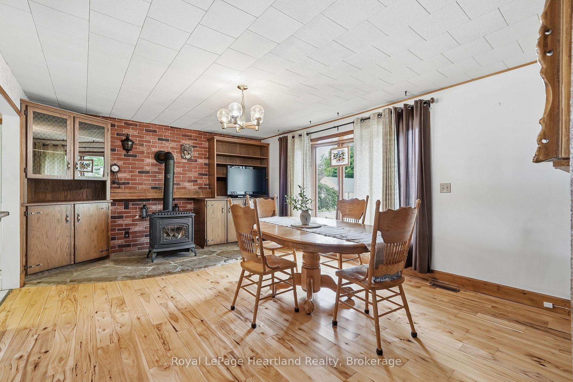 Photo 14 of 156 Queen Street S, Minto — HOMEH
