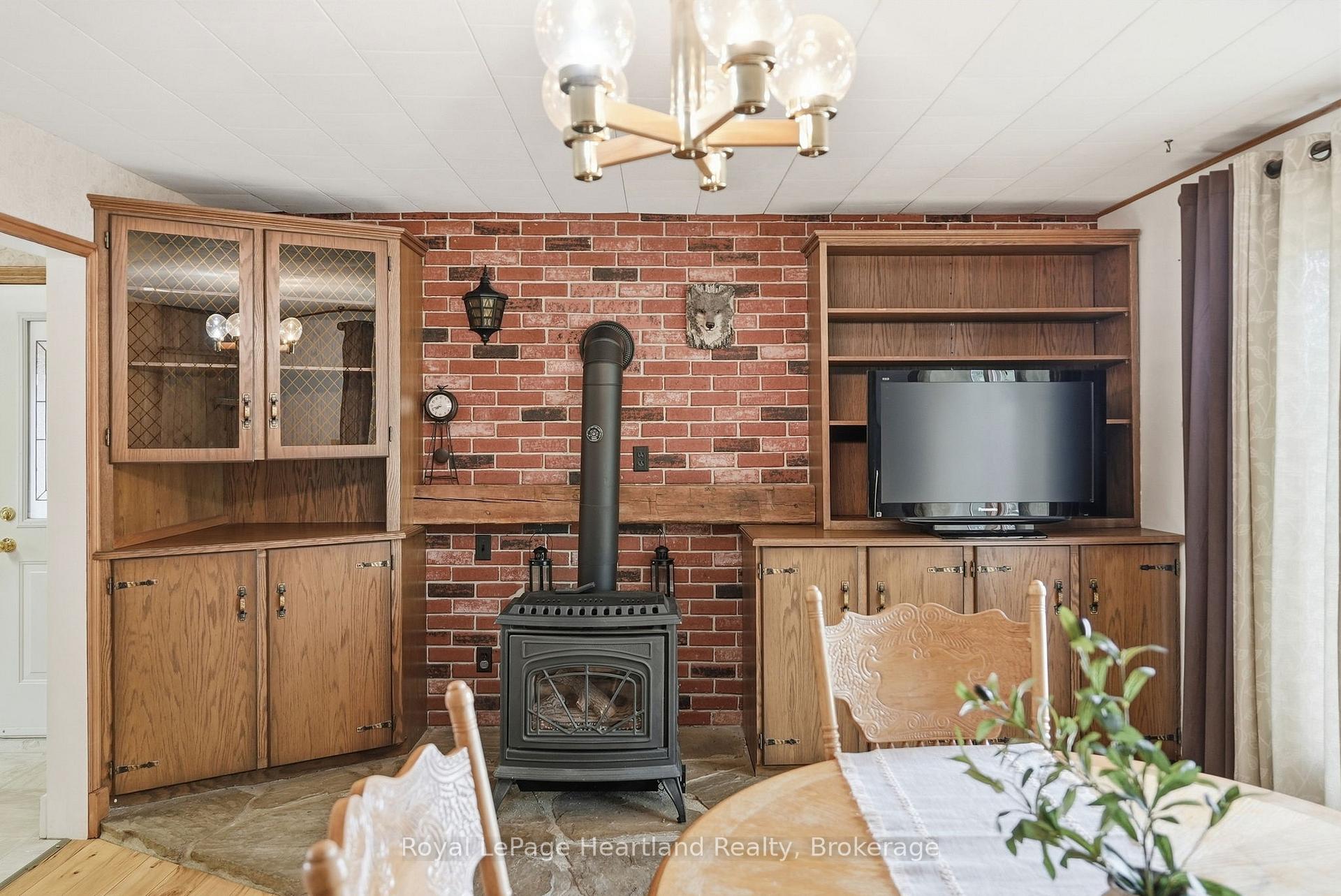 Photo 15 of 156 Queen Street S, Minto — HOMEH