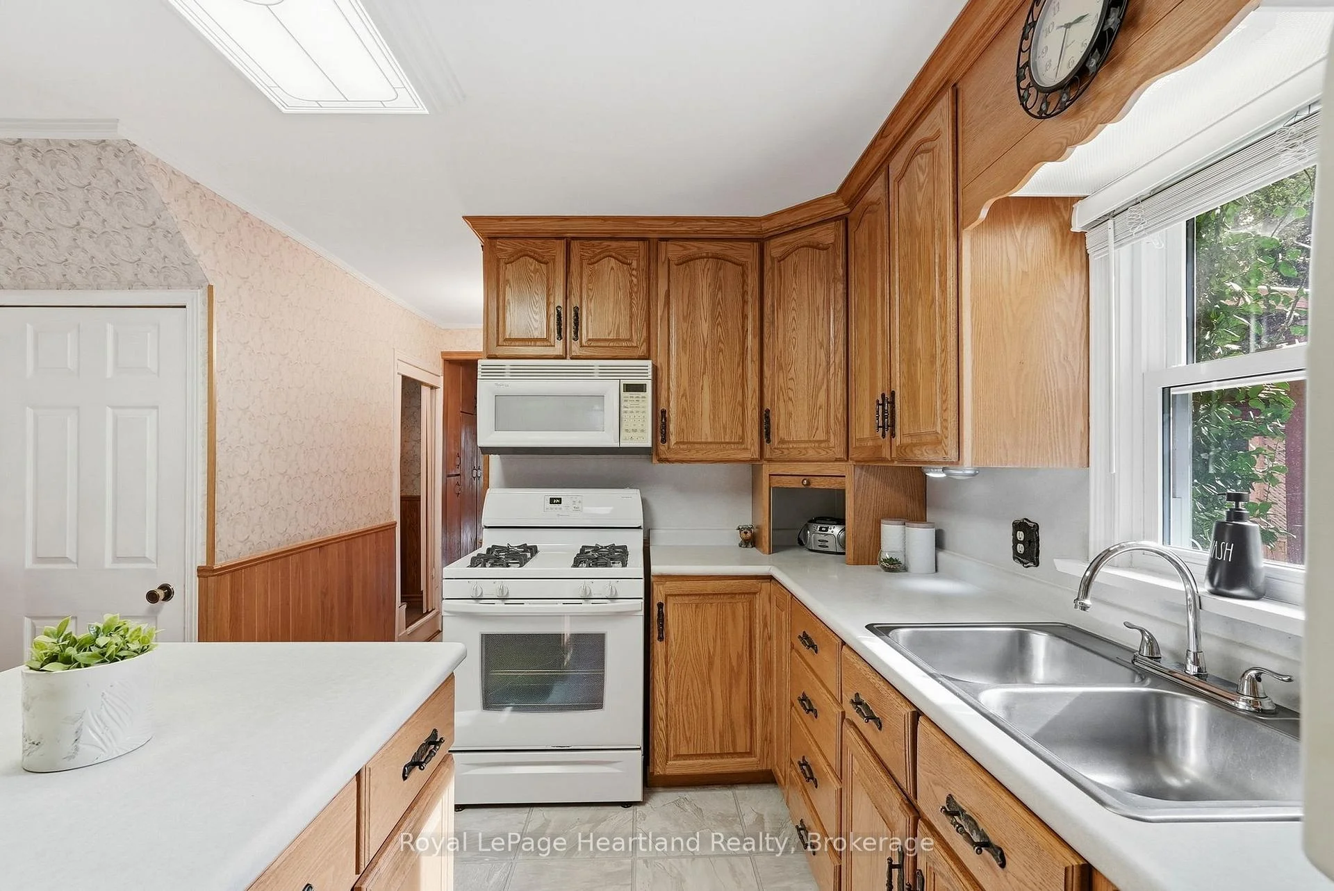 Photo 11 of 156 Queen Street S, Minto — HOMEH
