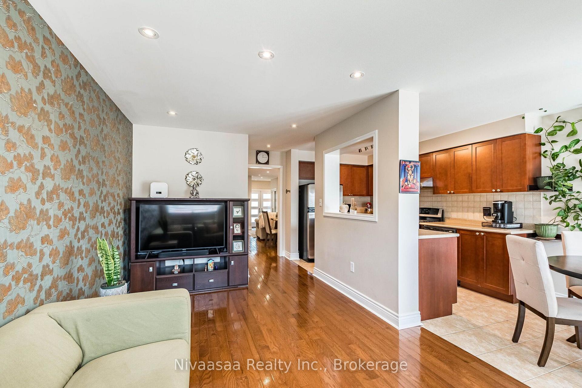 Photo 13 of 9 Parisian Road, Brampton, Vales of Castlemore — HOMEH