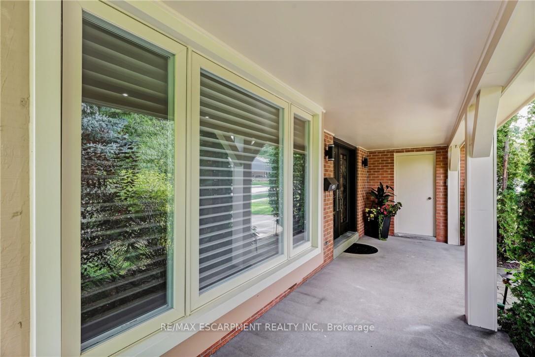 Photo 3 of 2284 Mansfield Drive, Burlington, Tyandaga — HOMEH