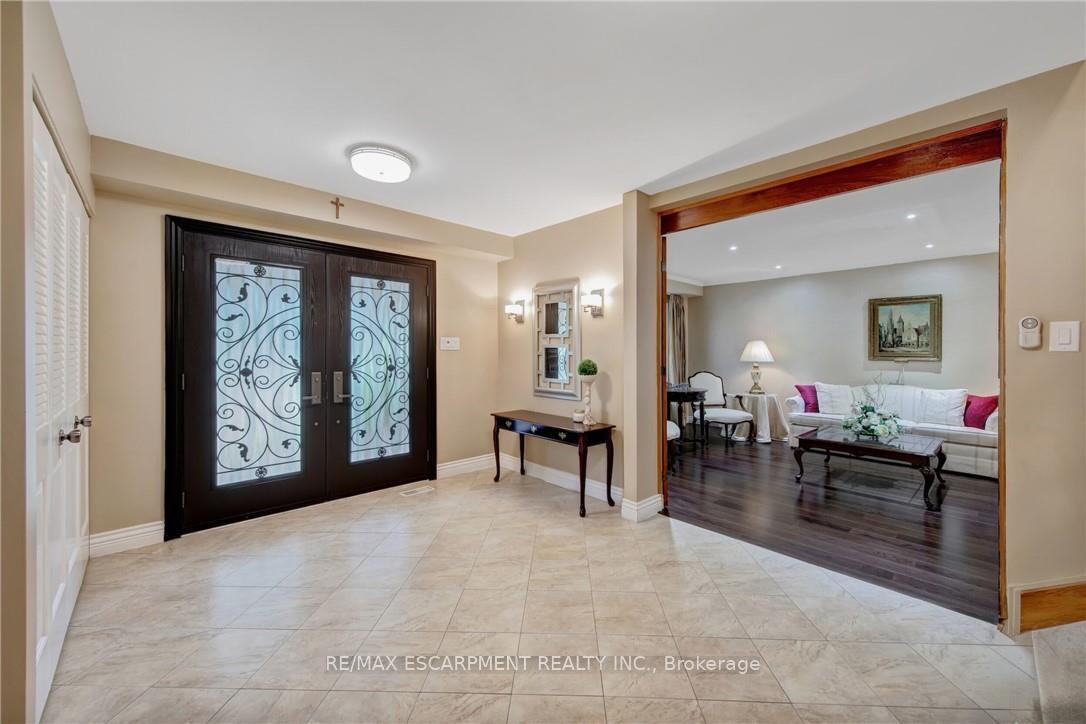 Photo 4 of 2284 Mansfield Drive, Burlington, Tyandaga — HOMEH