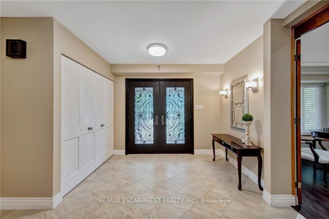 Photo 5 of 2284 Mansfield Drive, Burlington, Tyandaga — HOMEH