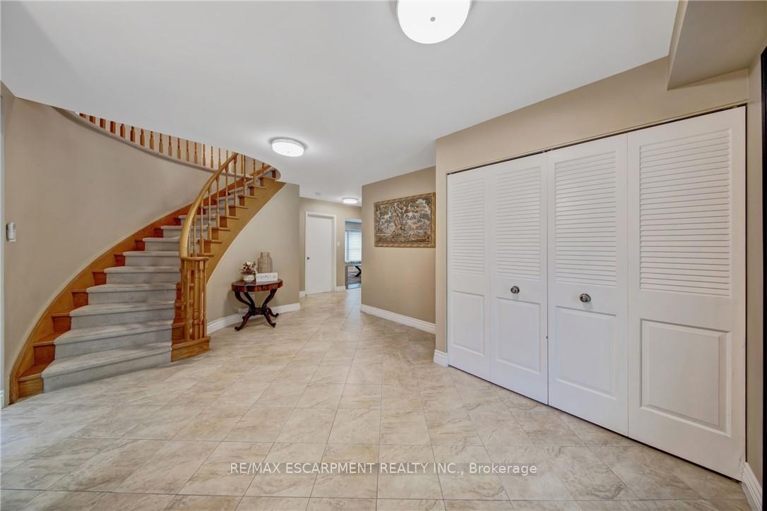 Photo 6 of 2284 Mansfield Drive, Burlington, Tyandaga — HOMEH