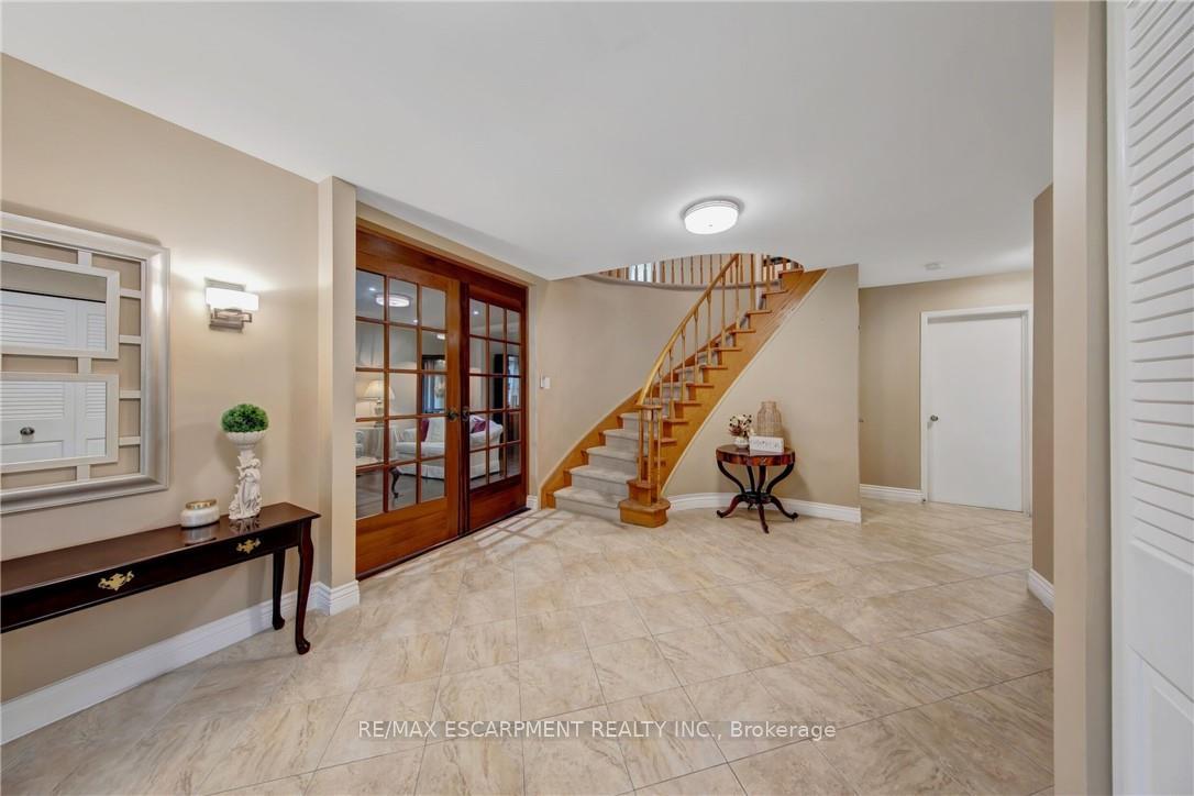 Photo 7 of 2284 Mansfield Drive, Burlington, Tyandaga — HOMEH