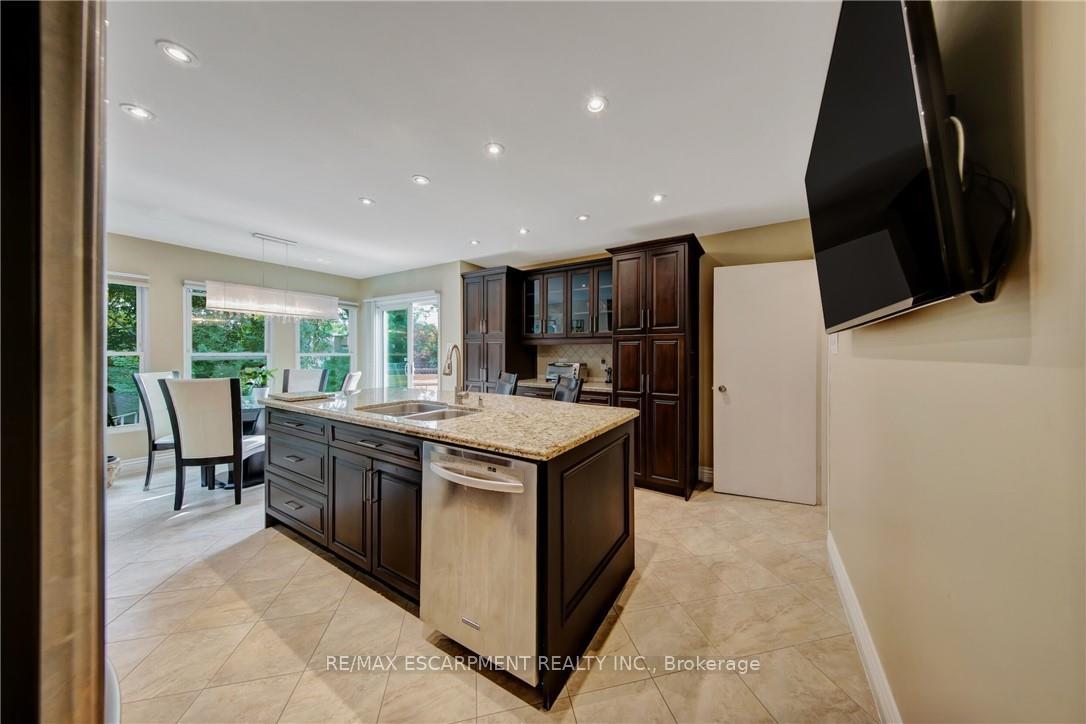 Photo 13 of 2284 Mansfield Drive, Burlington, Tyandaga — HOMEH