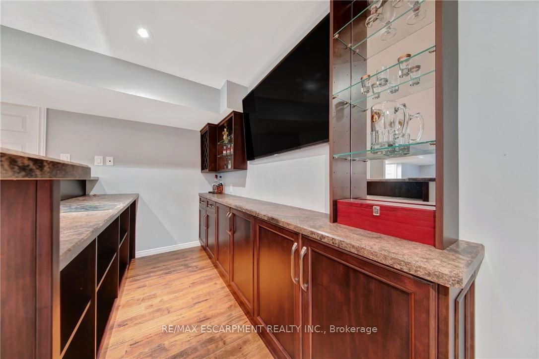 Photo 36 of 2284 Mansfield Drive, Burlington, Tyandaga — HOMEH