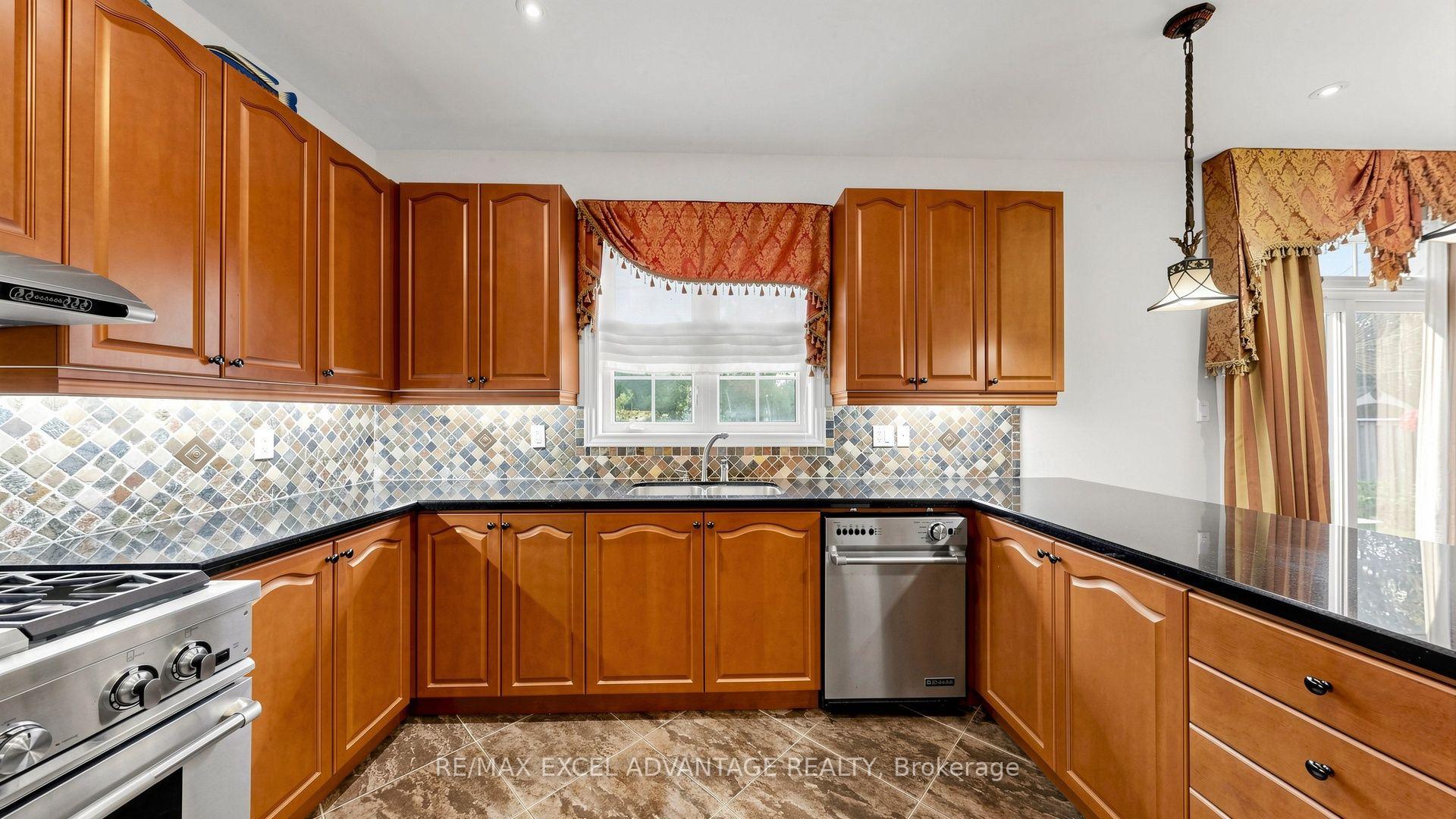 Photo 9 of 42 Adastra Crescent, Markham, Victoria Manor-Jennings Gate — HOMEH