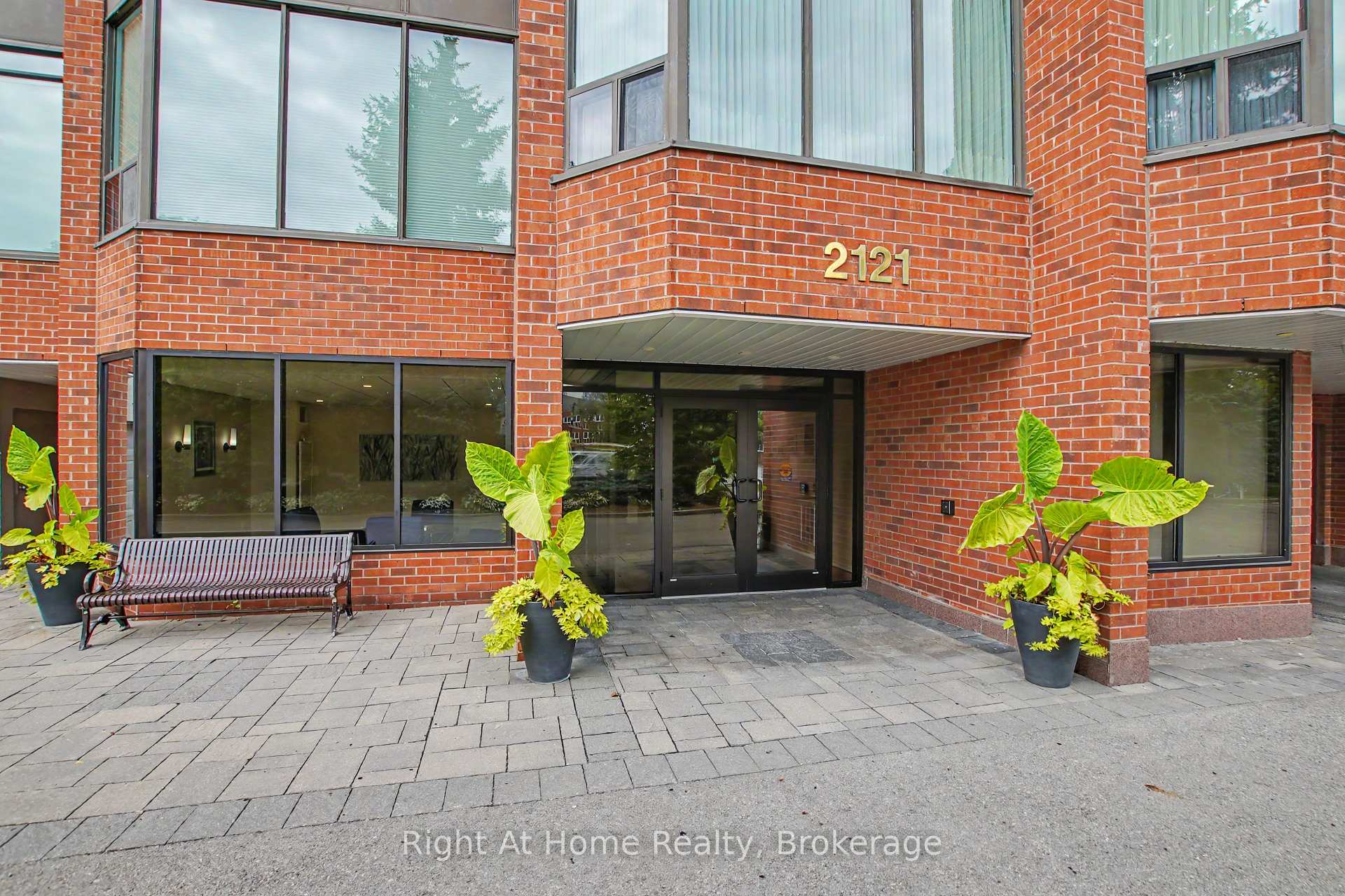 Photo 4 of Unit 603, 2121 Lakeshore Road, Burlington, Brant — HOMEH