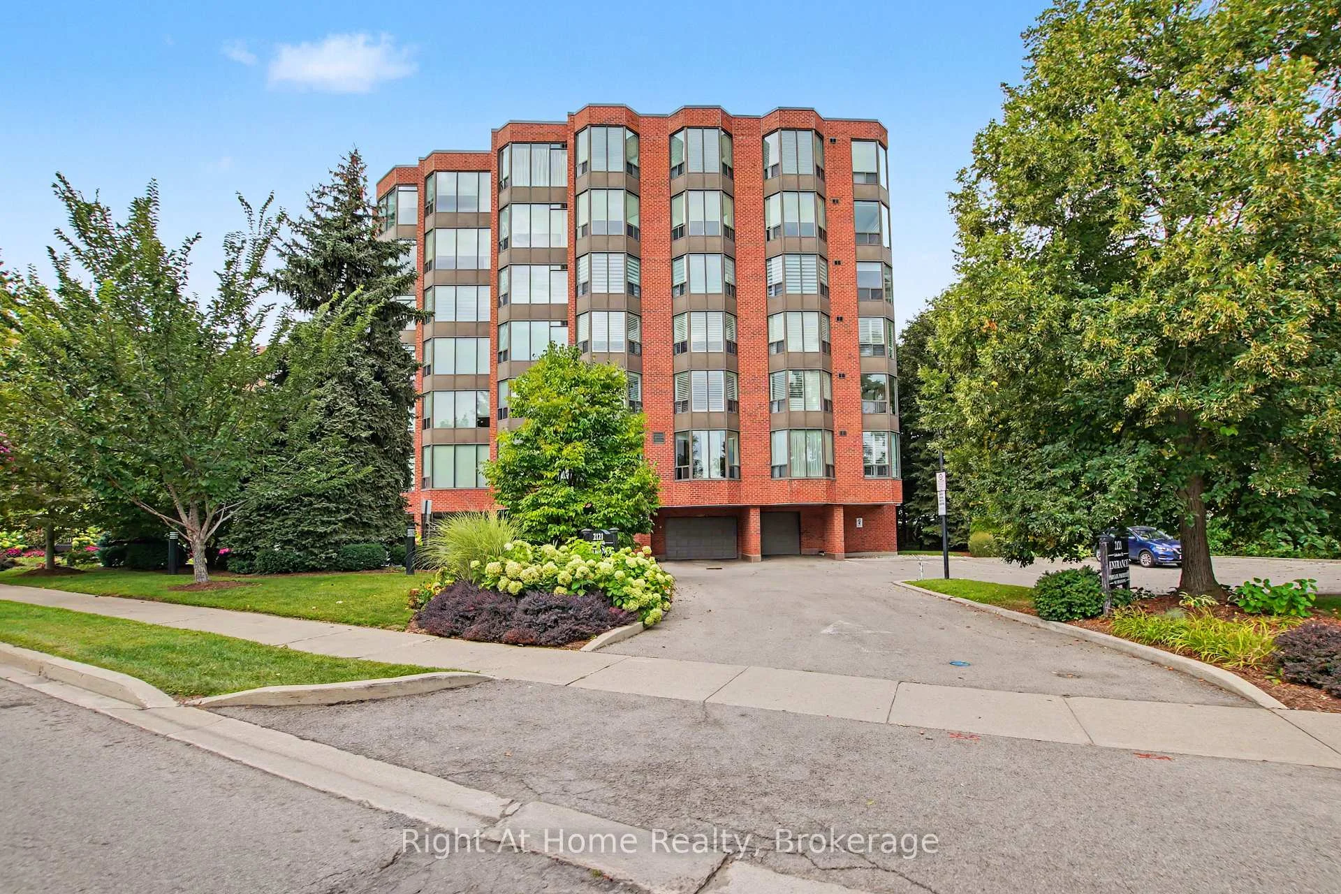 Photo 5 of Unit 603, 2121 Lakeshore Road, Burlington, Brant — HOMEH