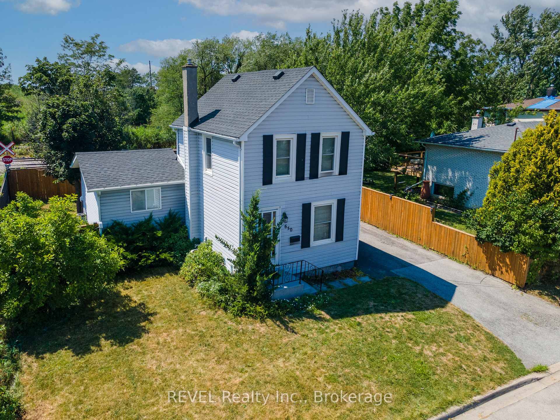 Photo 2 of 650 Deere Street, Welland, Lincoln/Crowland — HOMEH