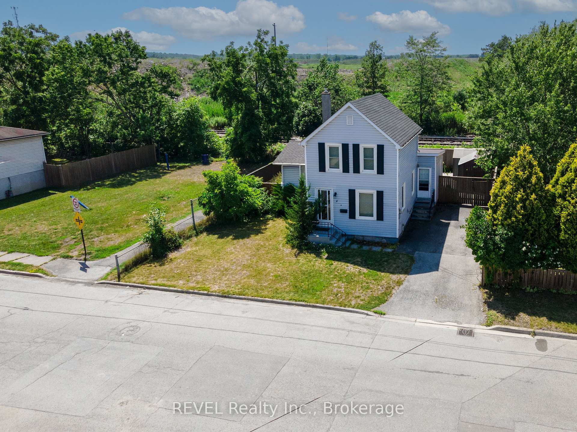 Photo 3 of 650 Deere Street, Welland, Lincoln/Crowland — HOMEH