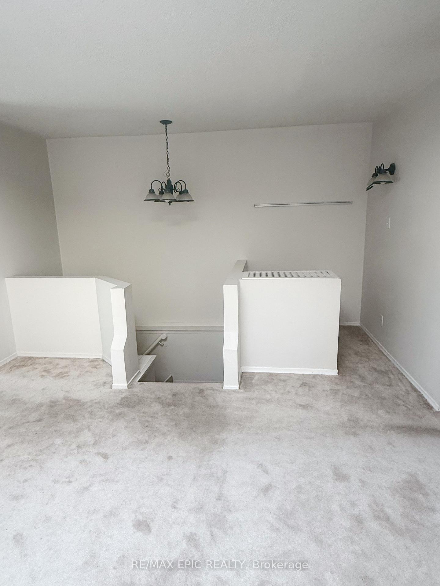 Photo 5 of Unit Upper/2nd Floor, 1044 Kingston Road, Toronto, The Beaches — HOMEH