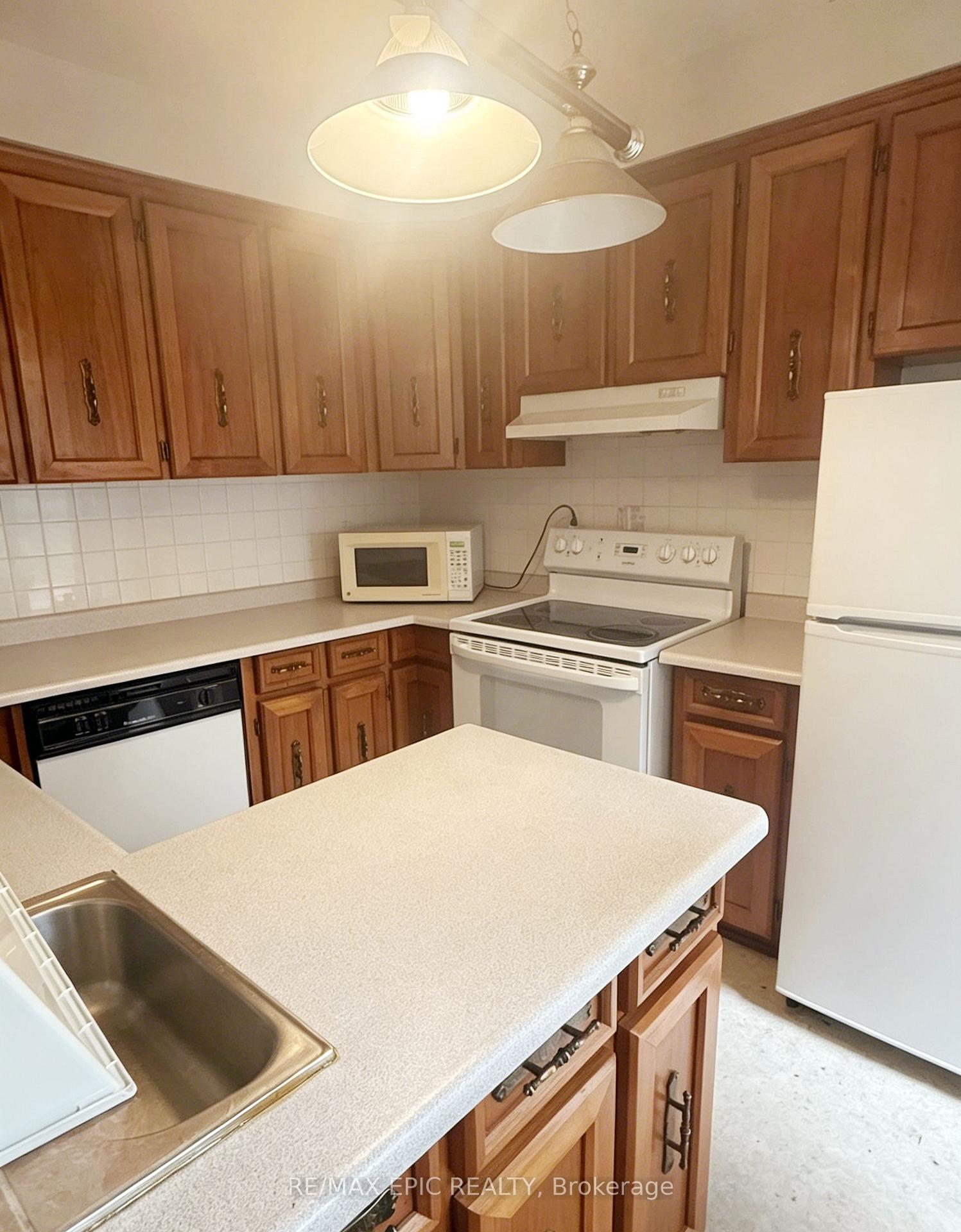 Photo 11 of Unit Upper/2nd Floor, 1044 Kingston Road, Toronto, The Beaches — HOMEH