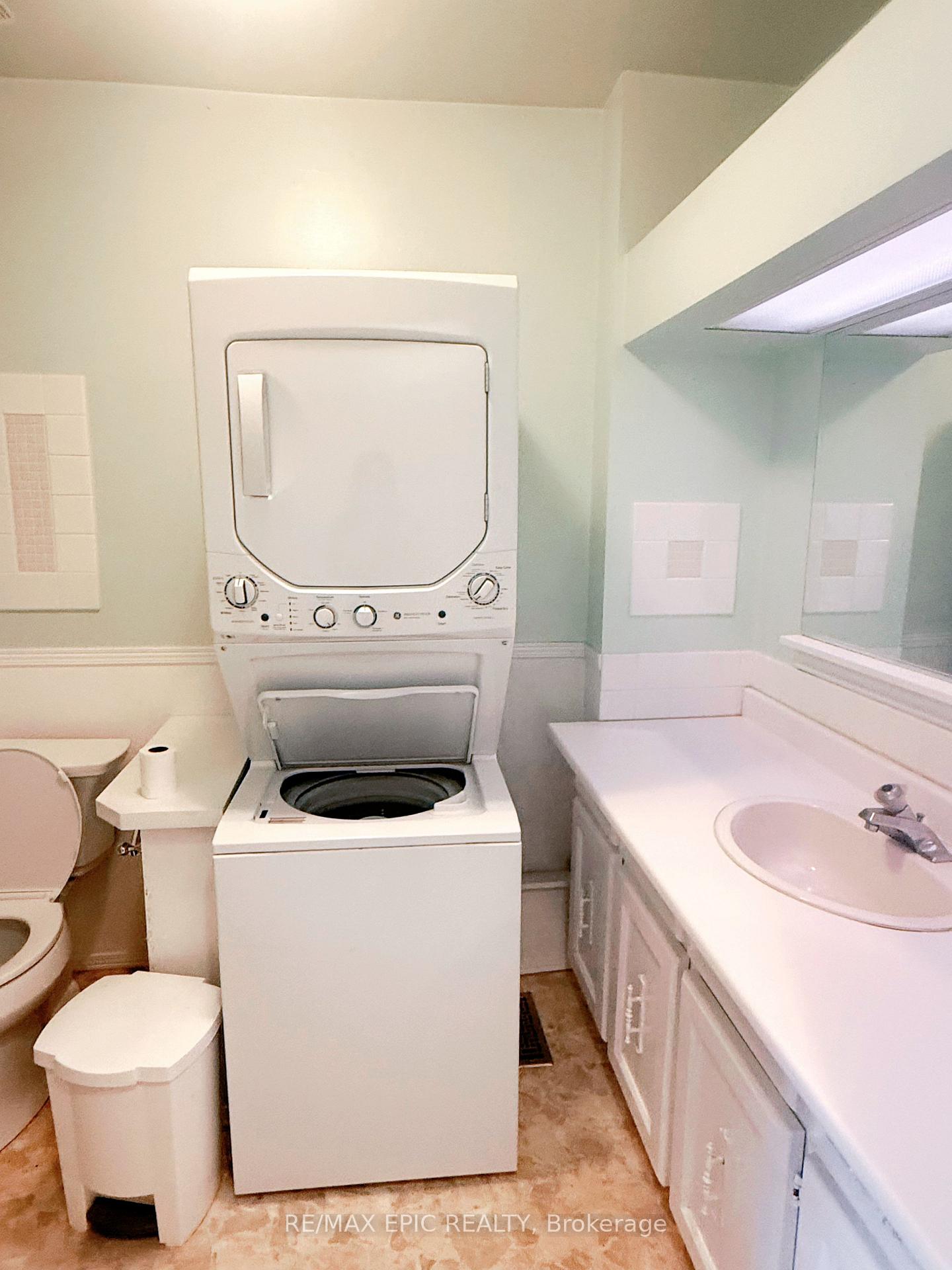 Photo 16 of Unit Upper/2nd Floor, 1044 Kingston Road, Toronto, The Beaches — HOMEH