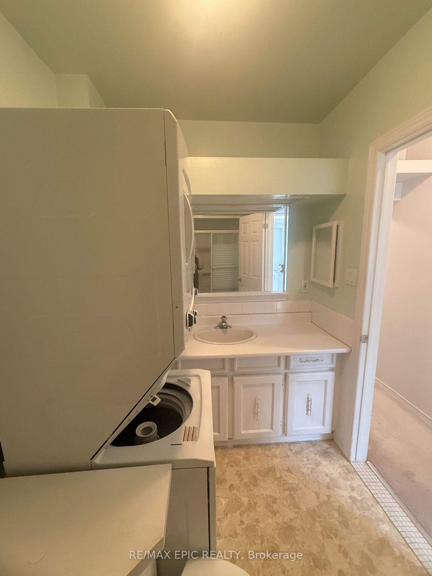 Photo 18 of Unit Upper/2nd Floor, 1044 Kingston Road, Toronto, The Beaches — HOMEH