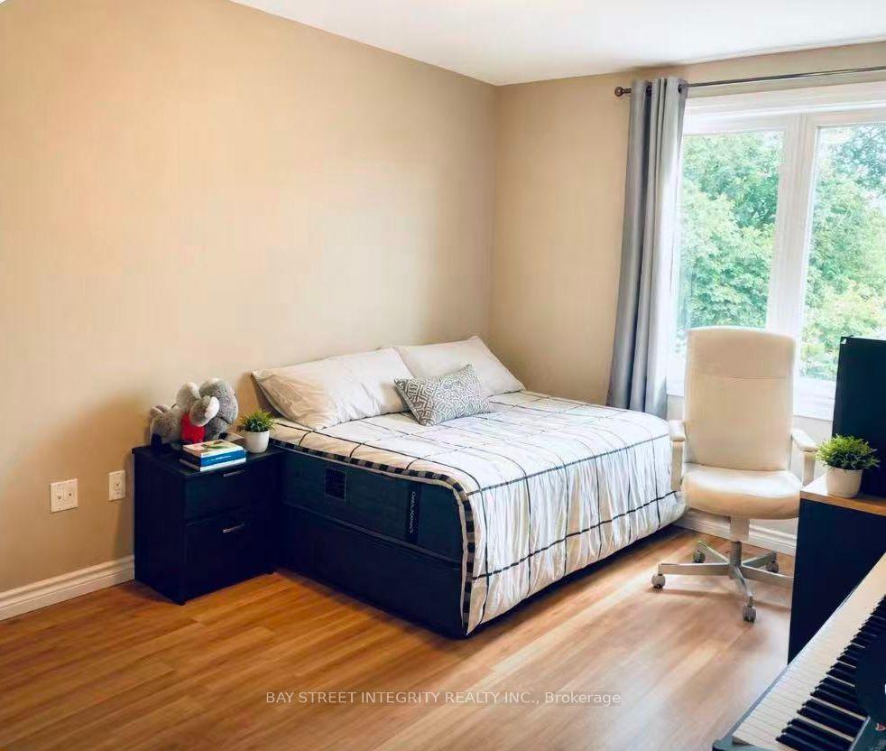 Photo 3 of Upper 758 Bradley Avenue, London, South Y — HOMEH