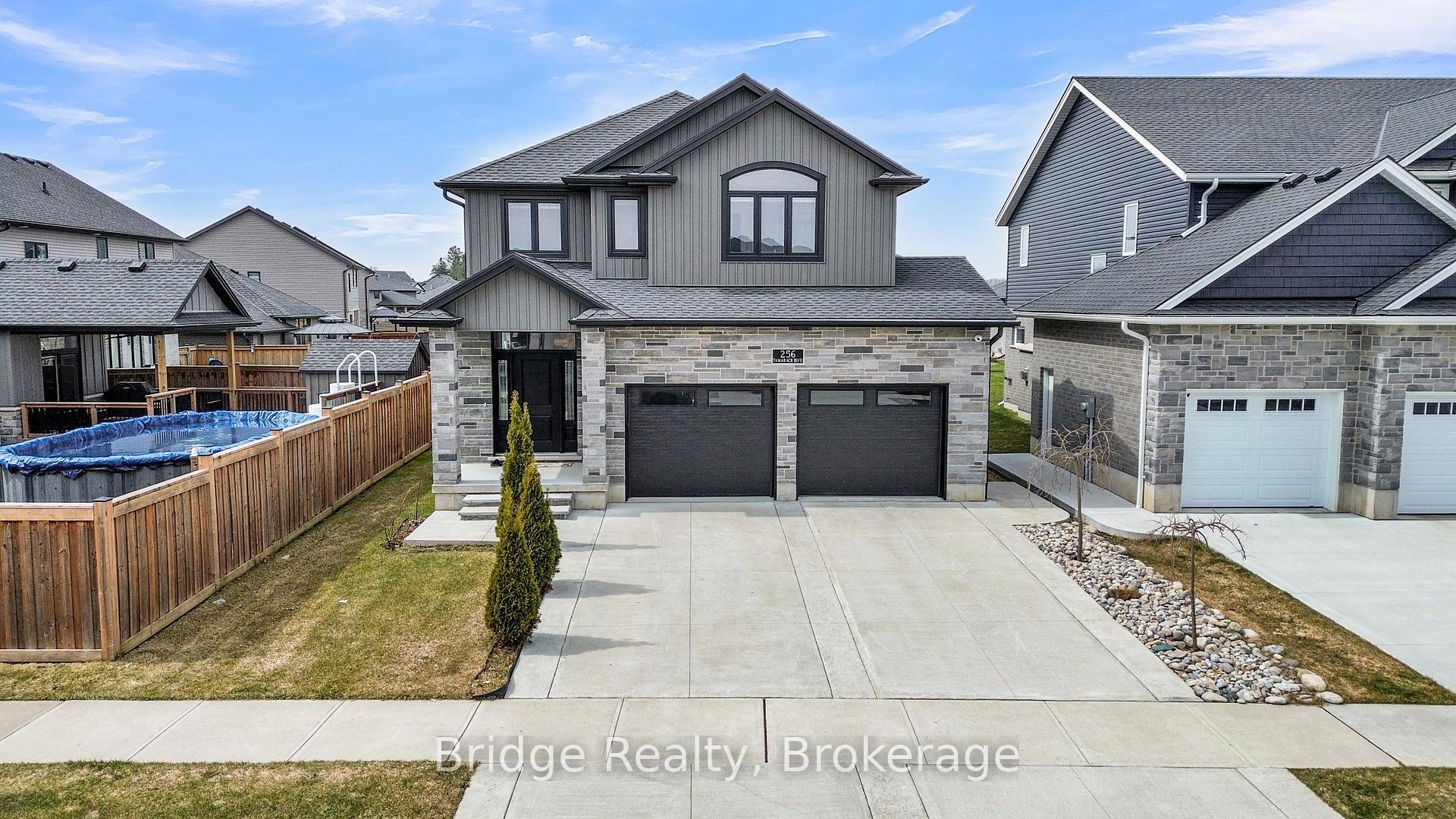 Photo 2 of 256 Tamarack Boulevard, Woodstock, Woodstock - North — HOMEH